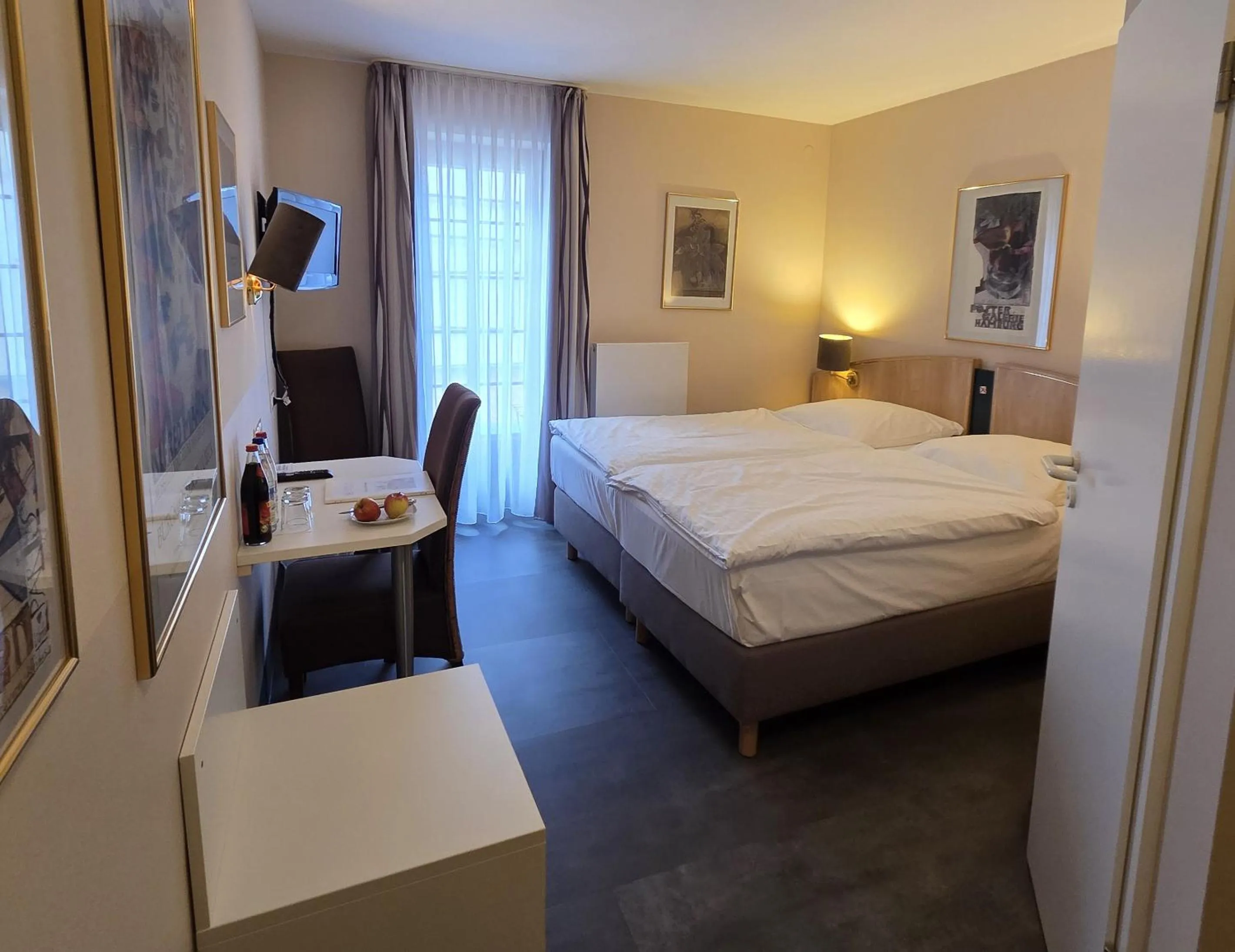 Photo of the whole room, Bed in Hotel Garni "Am Ellinger Tor"