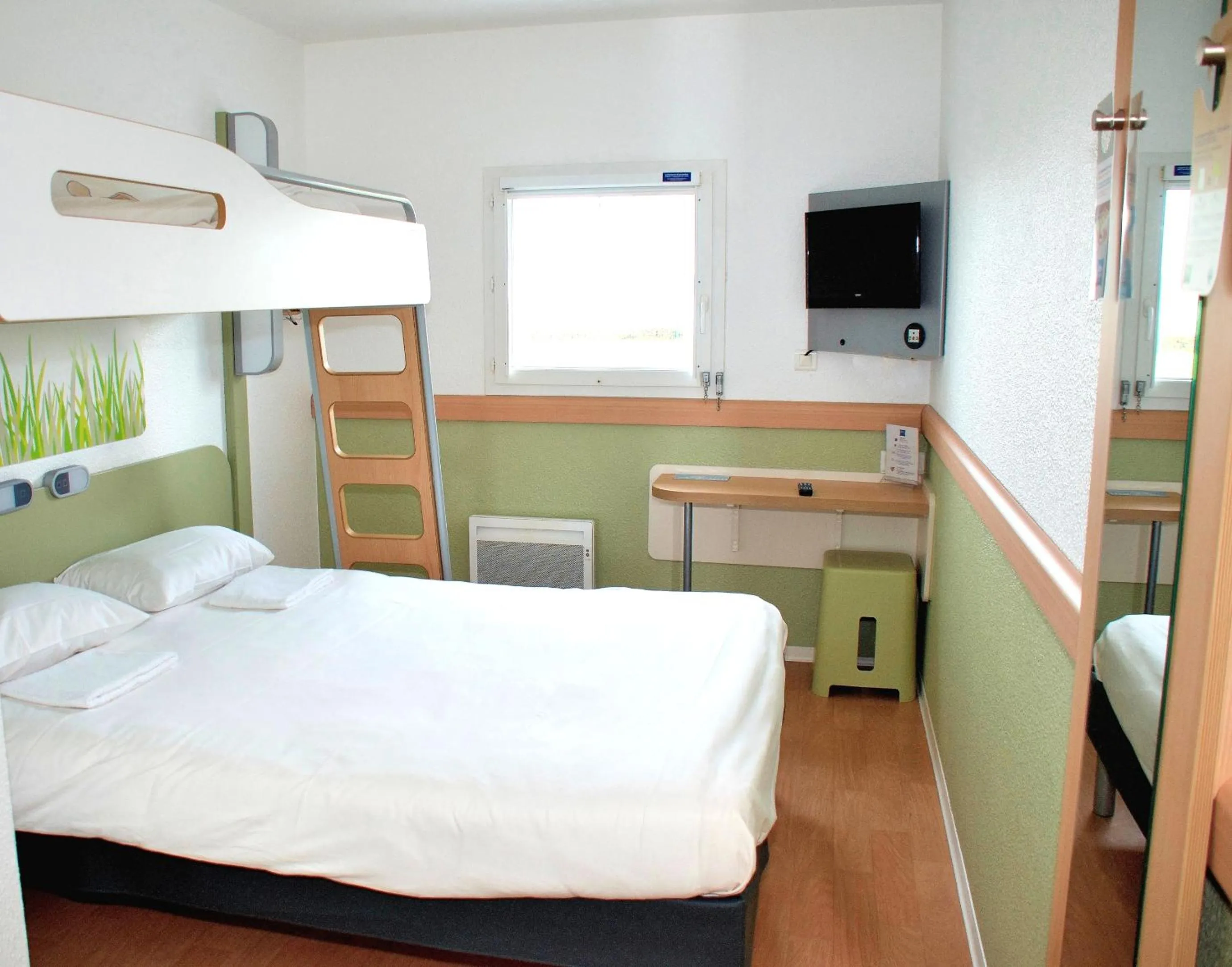 Bedroom, Bed in ibis budget Flers Grands Champs