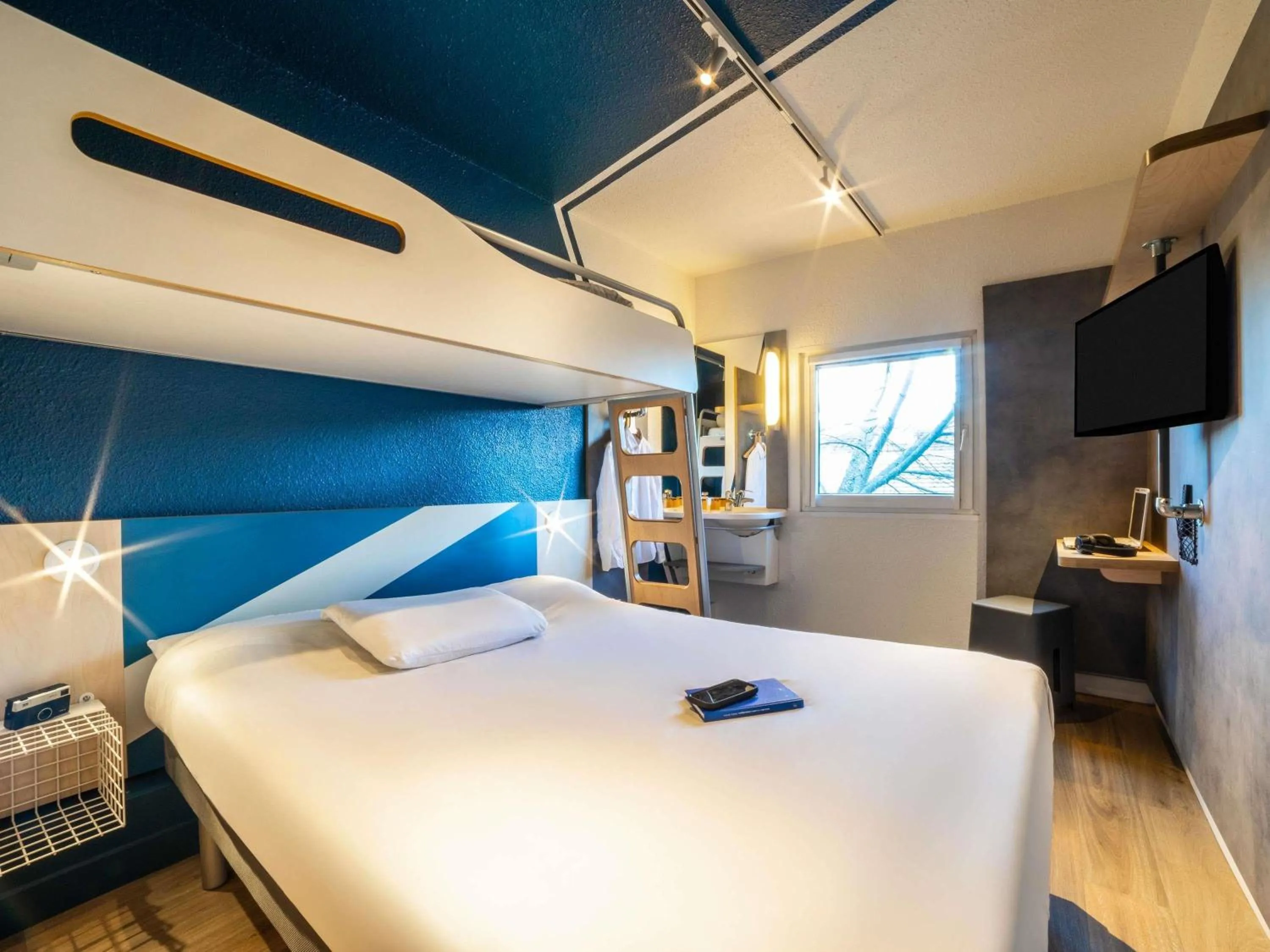 Bedroom, Bed in ibis budget Sucy en Brie