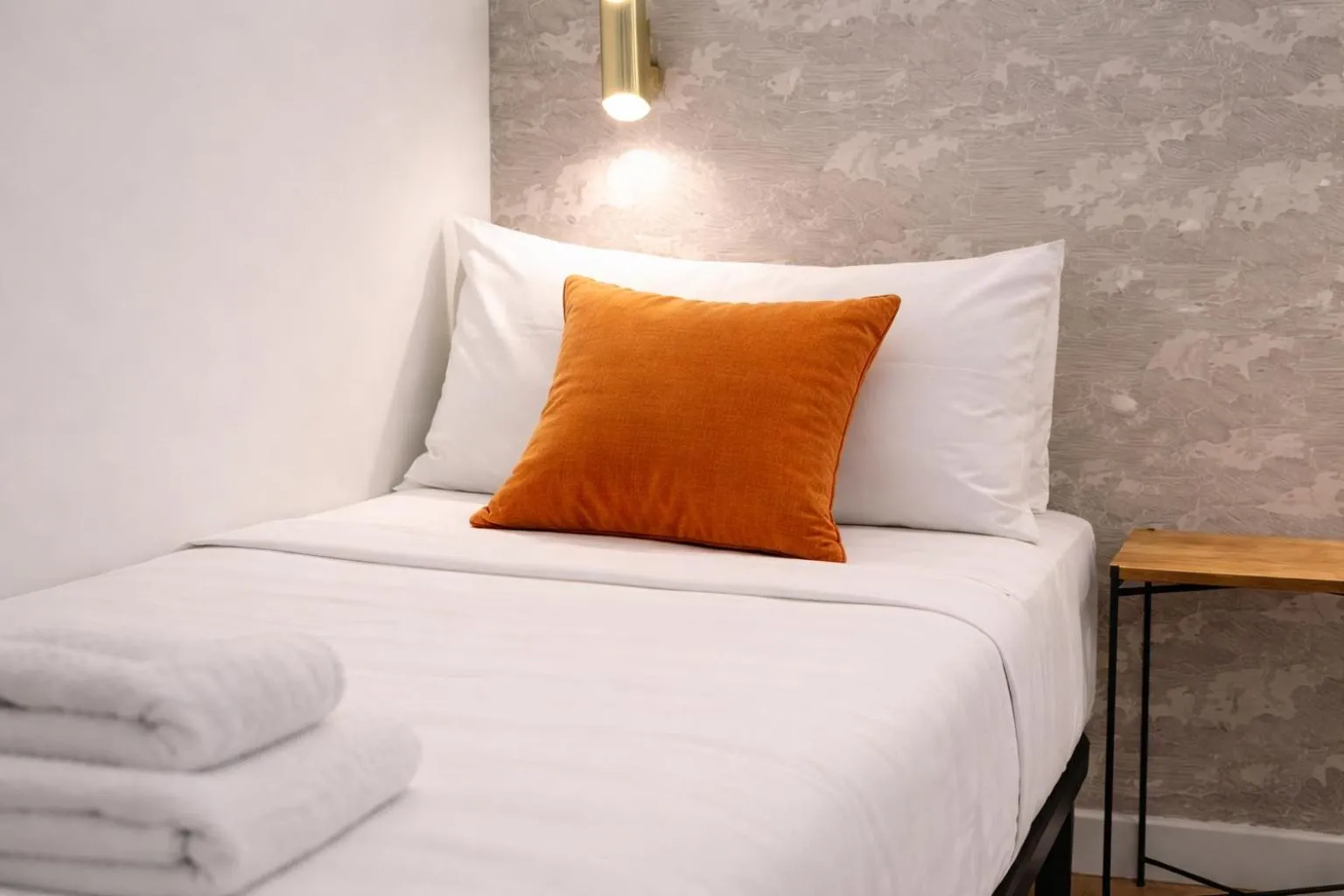 Bed in La Latina I - Descubre Madrid desde un Espacio con Estilo