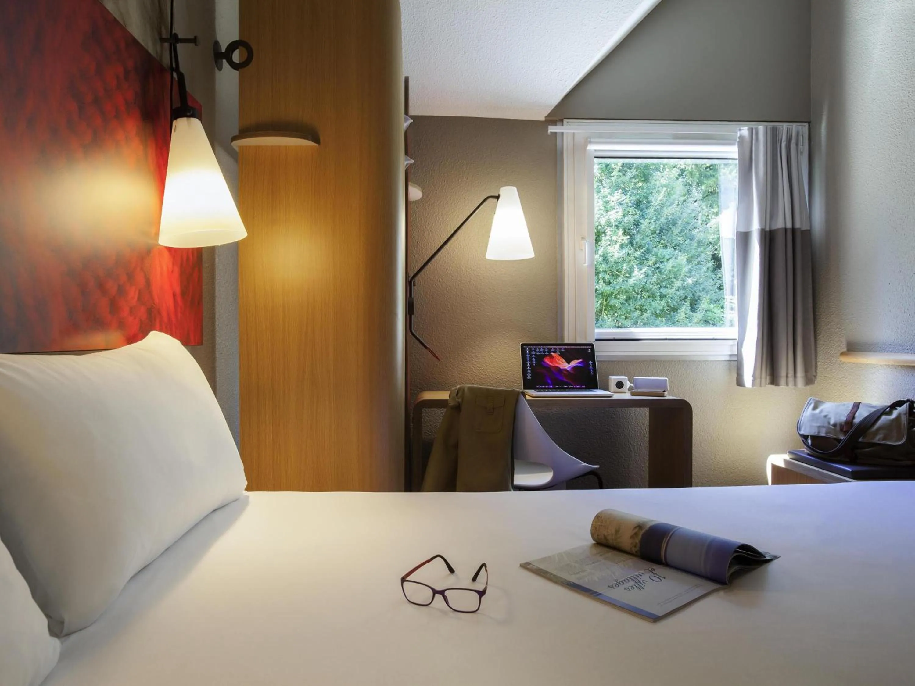 Bedroom, Bed in ibis Velizy Jouy-En-Josas