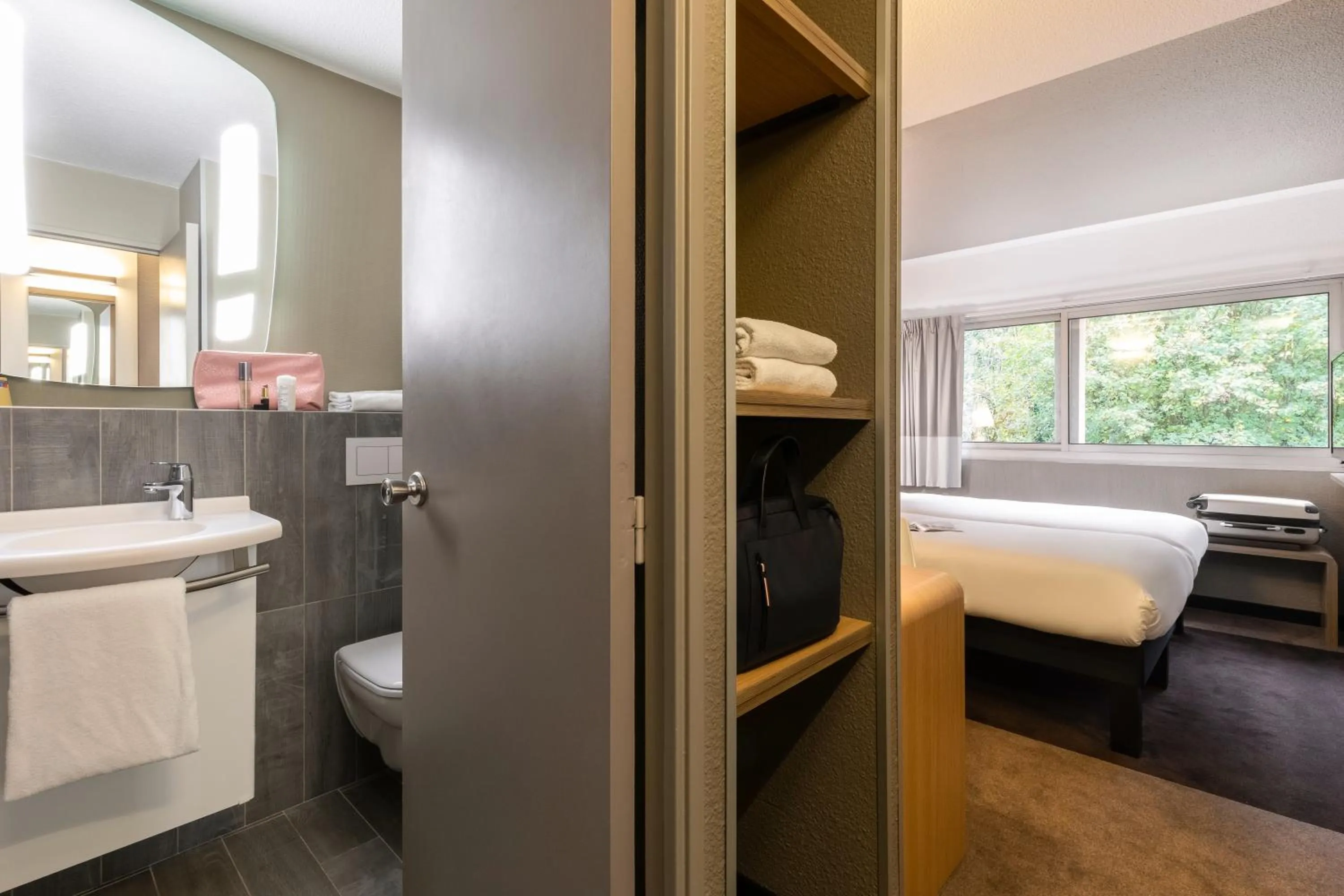 Toilet, Bed in ibis Velizy Jouy-En-Josas