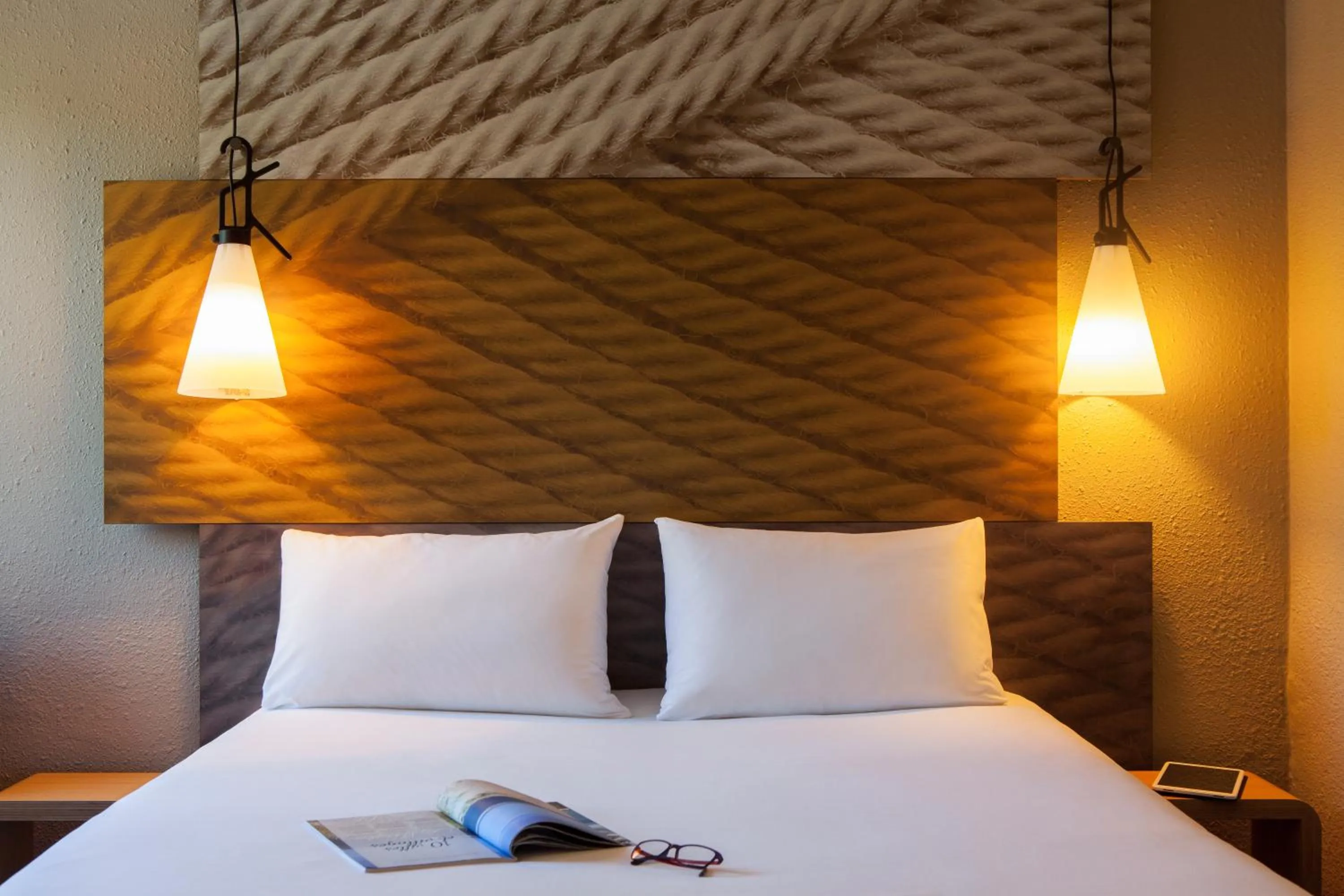 Bedroom, Bed in ibis Velizy Jouy-En-Josas