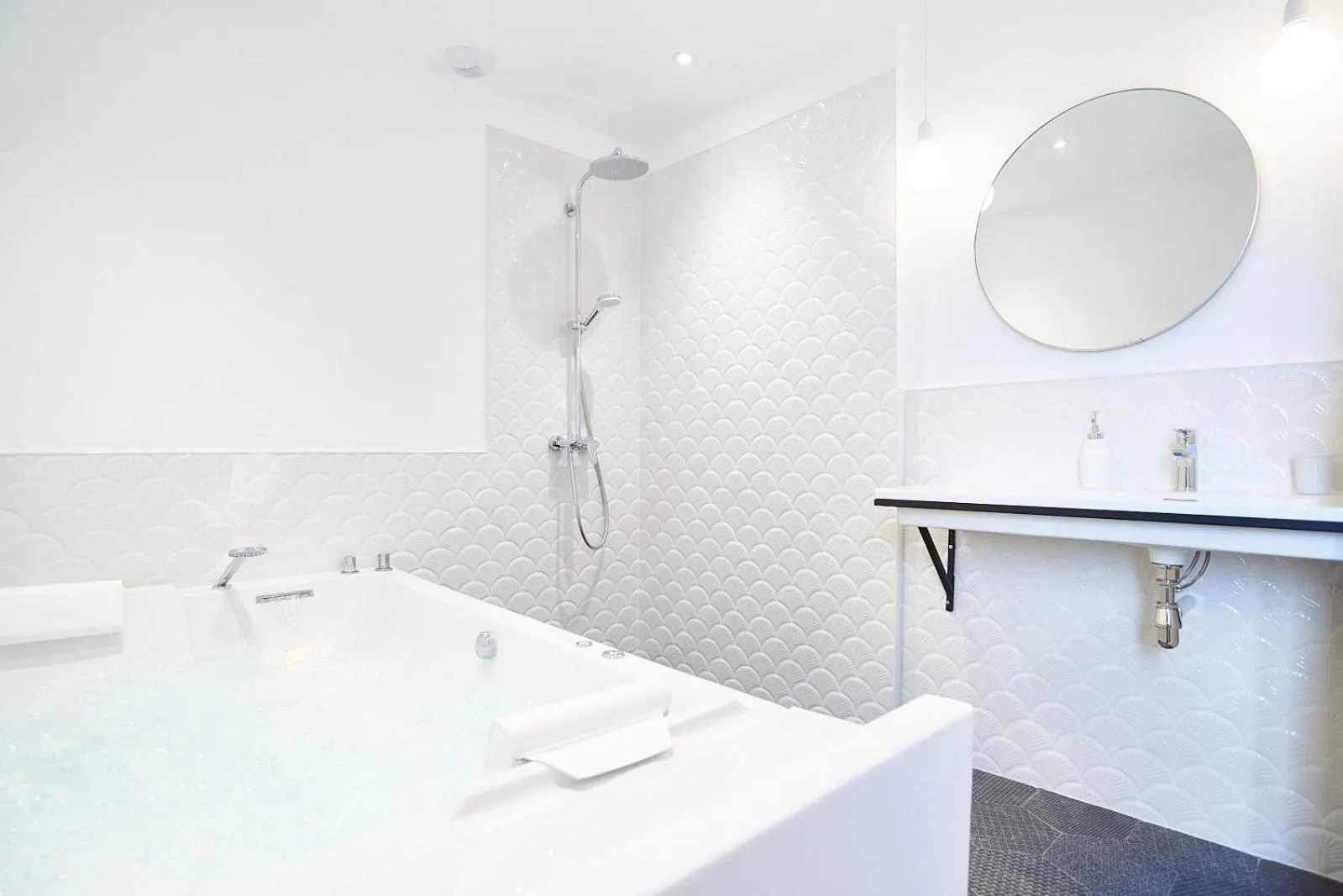 Bathroom in Maison 1634 - Climatisation, piscine, parking, centre ville, petit-dejeuner compris
