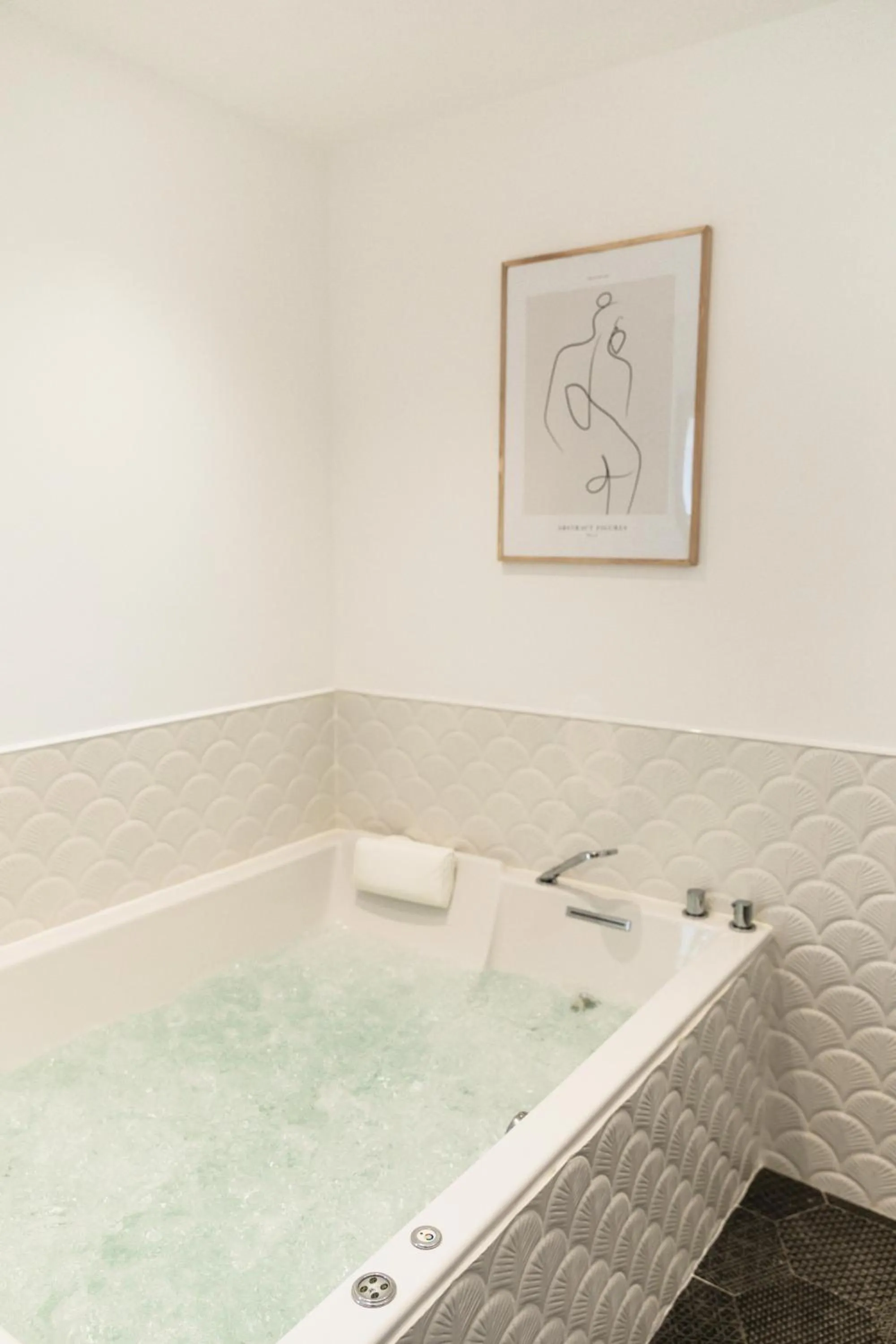 Spa and wellness centre/facilities in Maison 1634 - Climatisation, piscine, parking, centre ville, petit-dejeuner compris