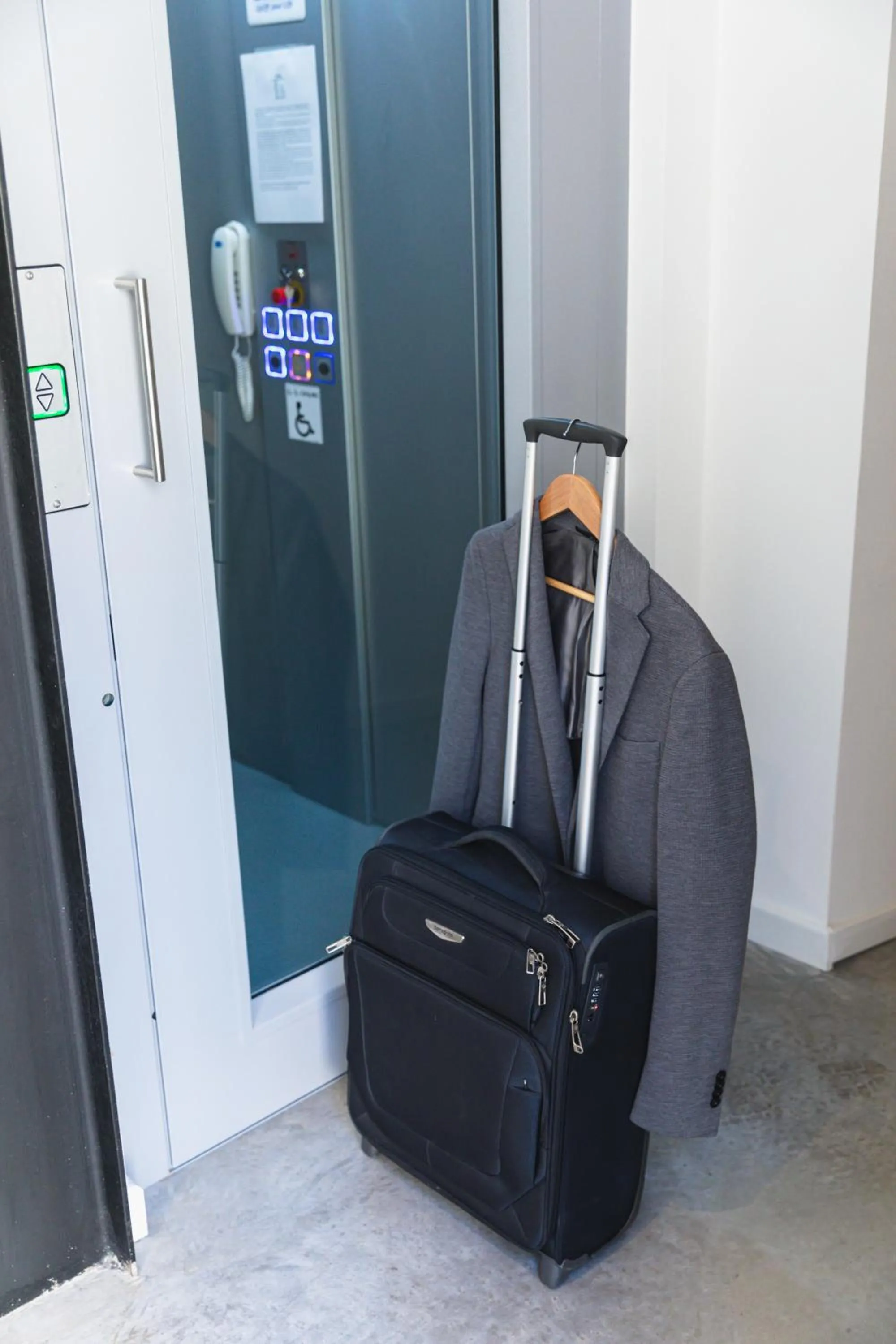 elevator in Maison 1634 - Climatisation, piscine, parking, centre ville, petit-dejeuner compris