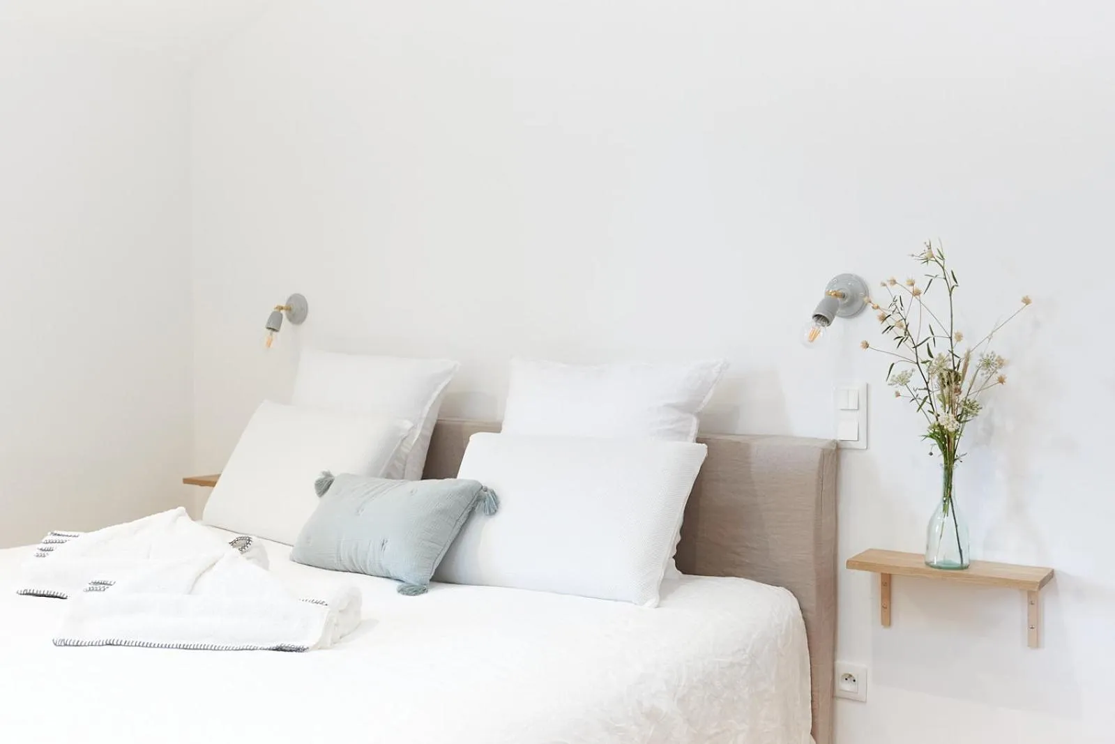 Bedroom, Bed in Maison 1634 - Climatisation, piscine, parking, centre ville, petit-dejeuner compris