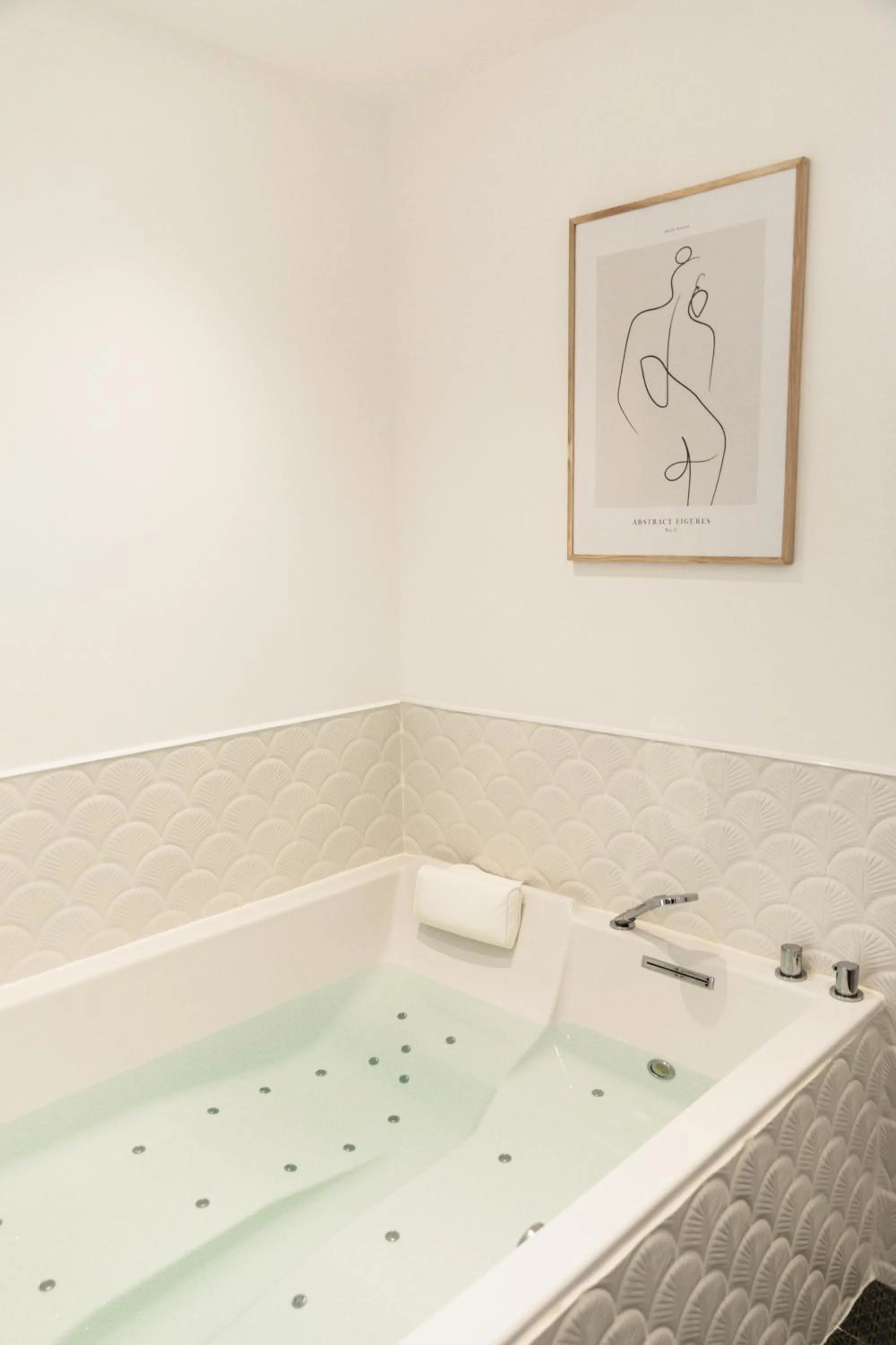 Hot Tub in Maison 1634 - Climatisation, piscine, parking, centre ville, petit-dejeuner compris
