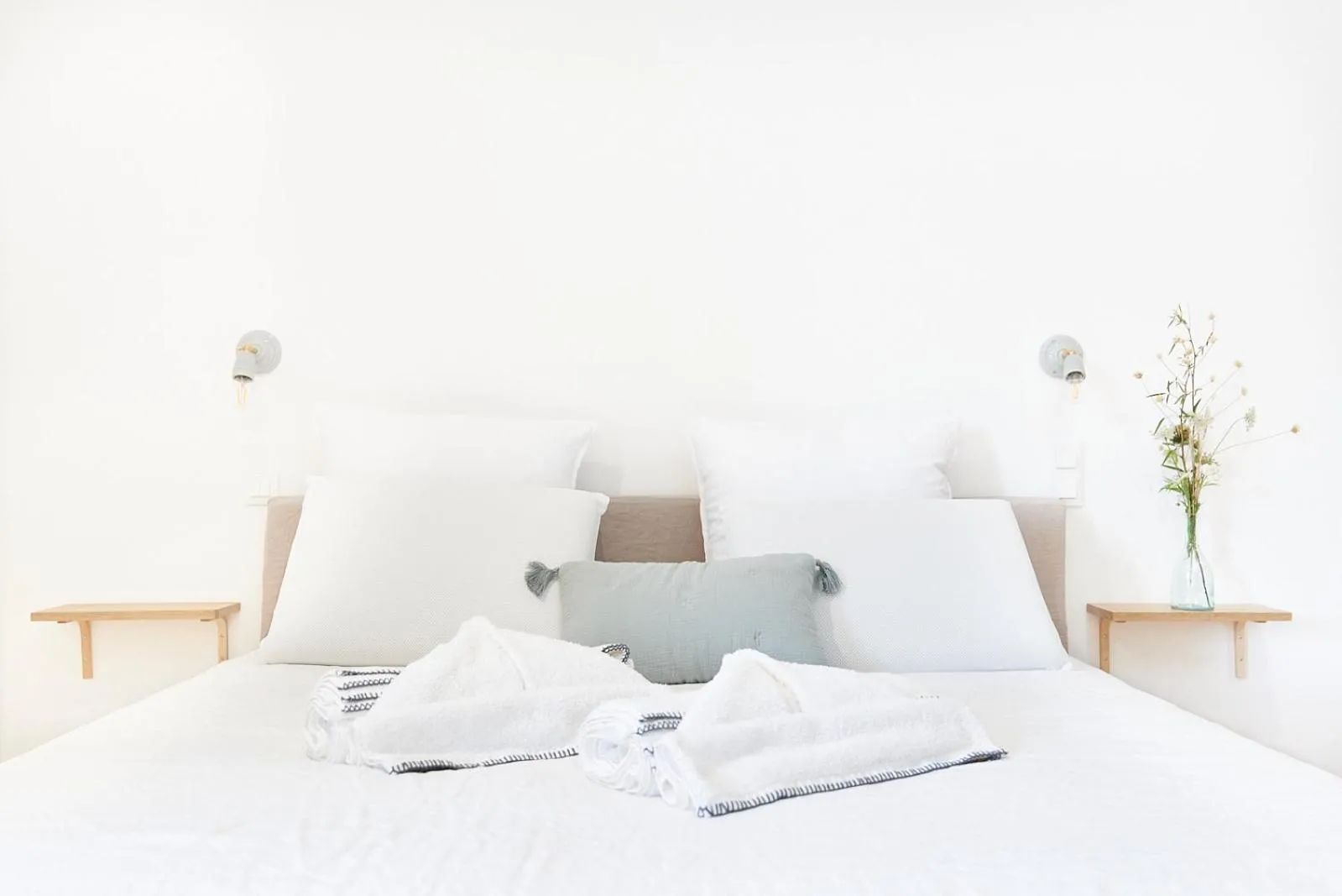 Bedroom, Bed in Maison 1634 - Climatisation, piscine, parking, centre ville, petit-dejeuner compris