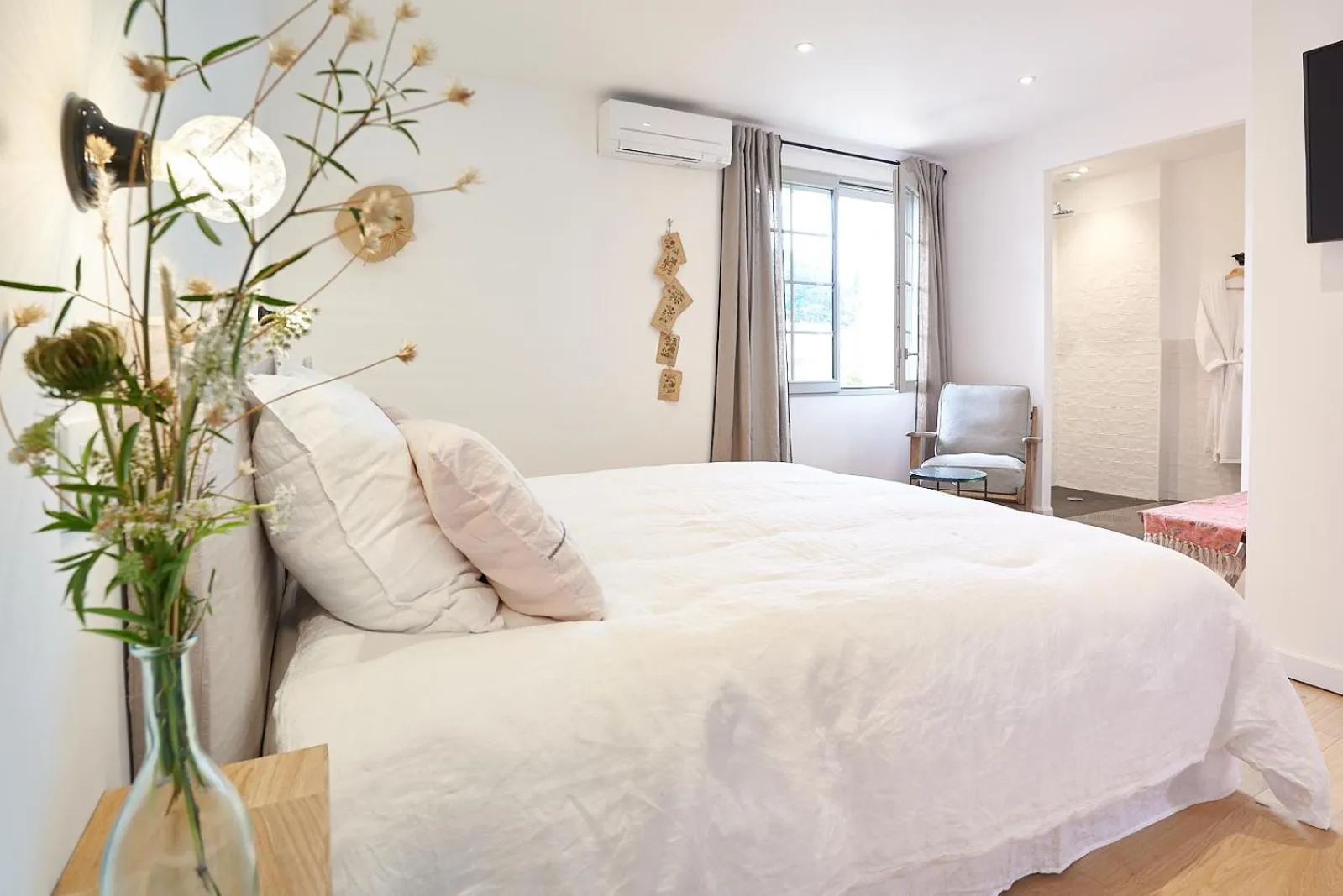 Bedroom, Bed in Maison 1634 - Climatisation, piscine, parking, centre ville, petit-dejeuner compris