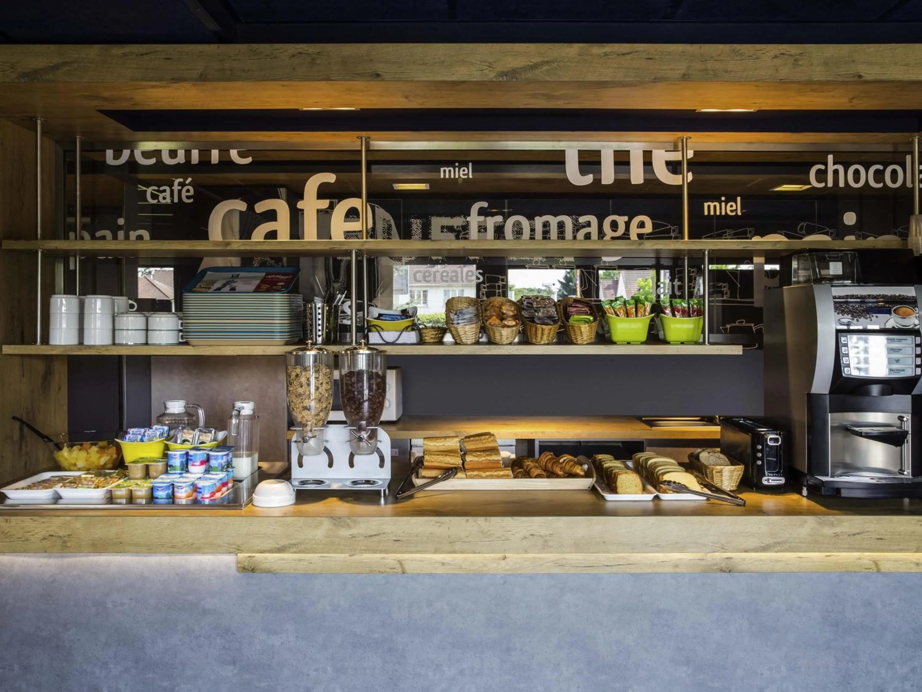 Breakfast in ibis budget Versailles Chateau Saint cyr l'Ecole