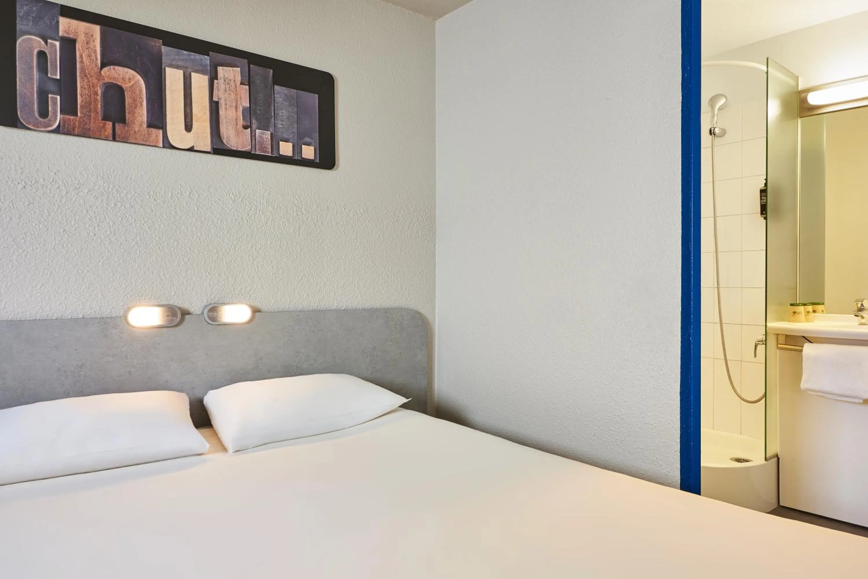 Photo of the whole room, Bed in ibis budget Versailles Chateau Saint cyr l'Ecole