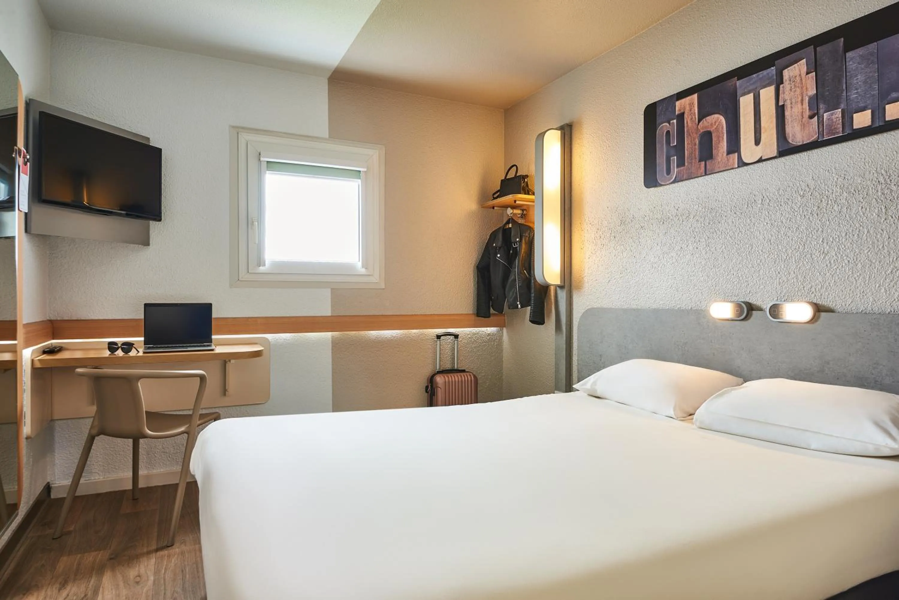 Bed in ibis budget Versailles Chateau Saint cyr l'Ecole