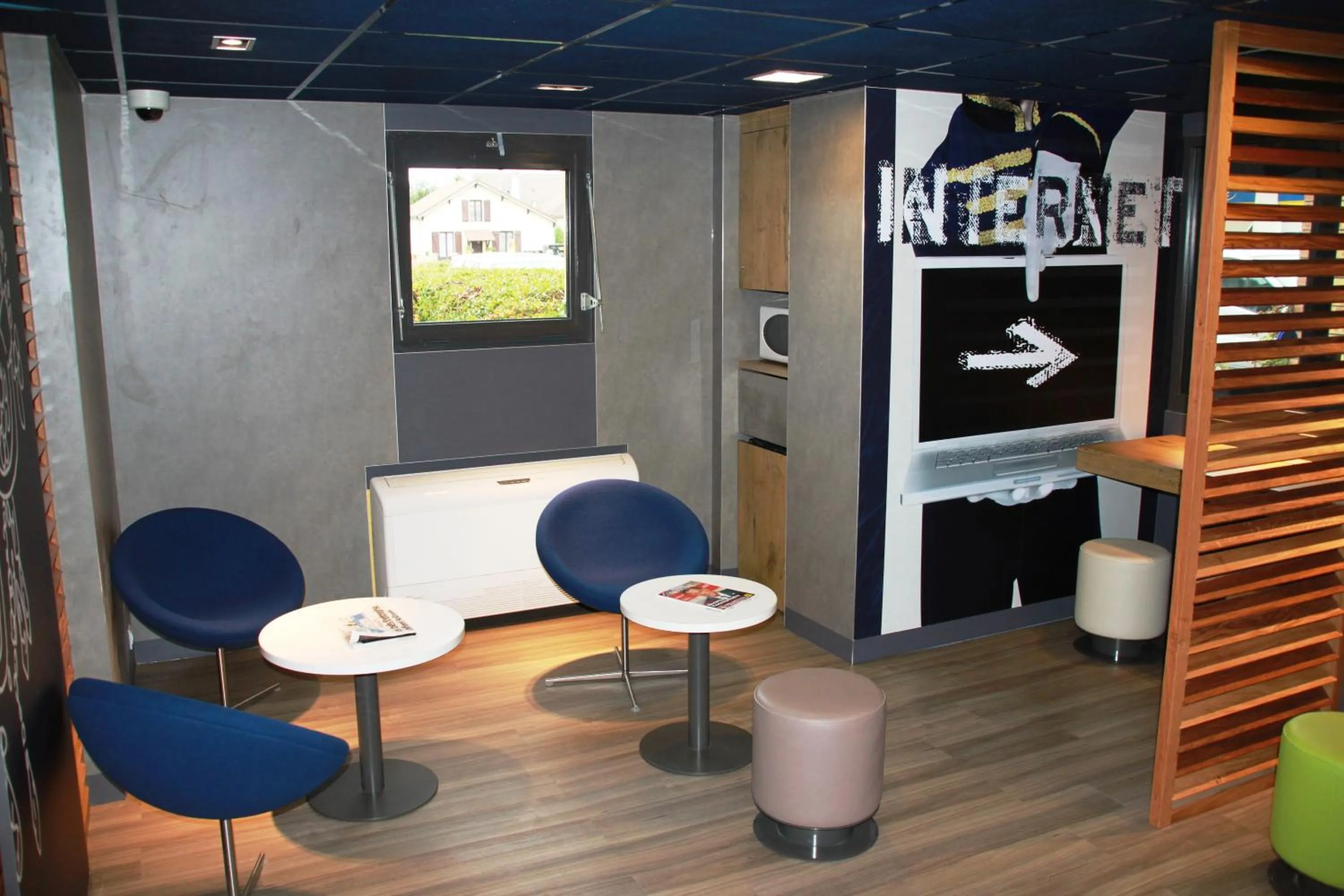 Living room in ibis budget Versailles Chateau Saint cyr l'Ecole