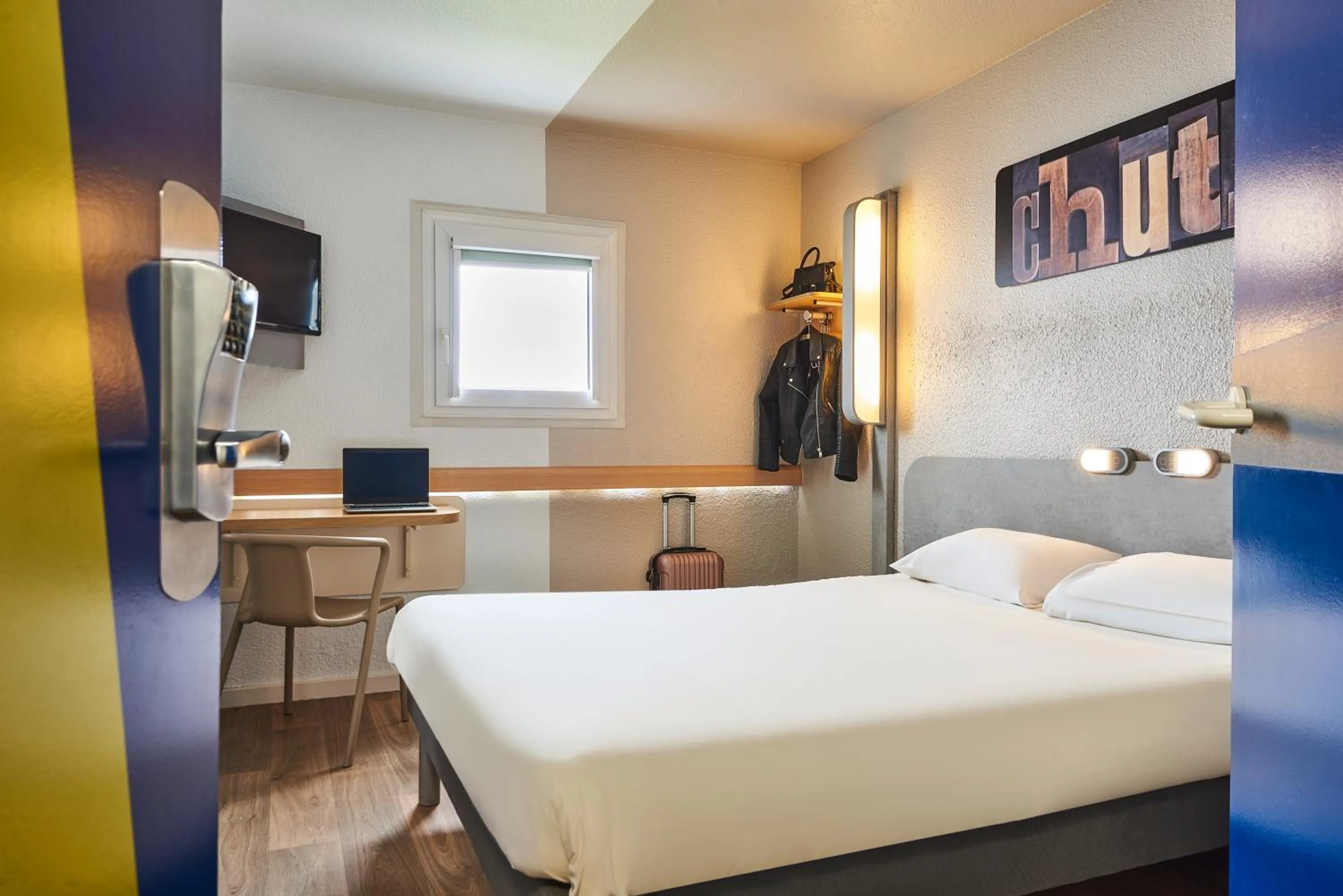 Photo of the whole room, Bed in ibis budget Versailles Chateau Saint cyr l'Ecole