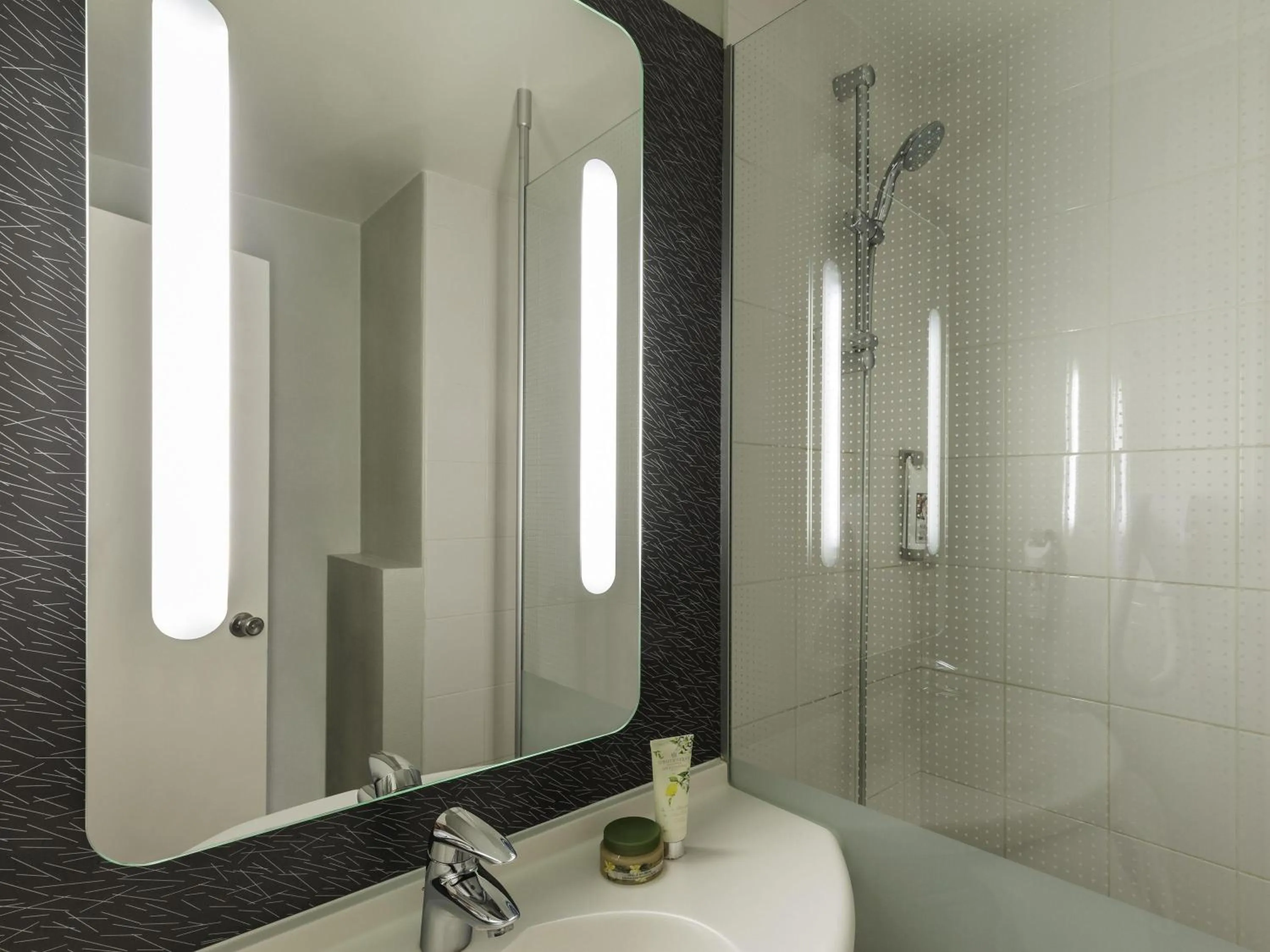 Bedroom in ibis Paris Meudon Velizy