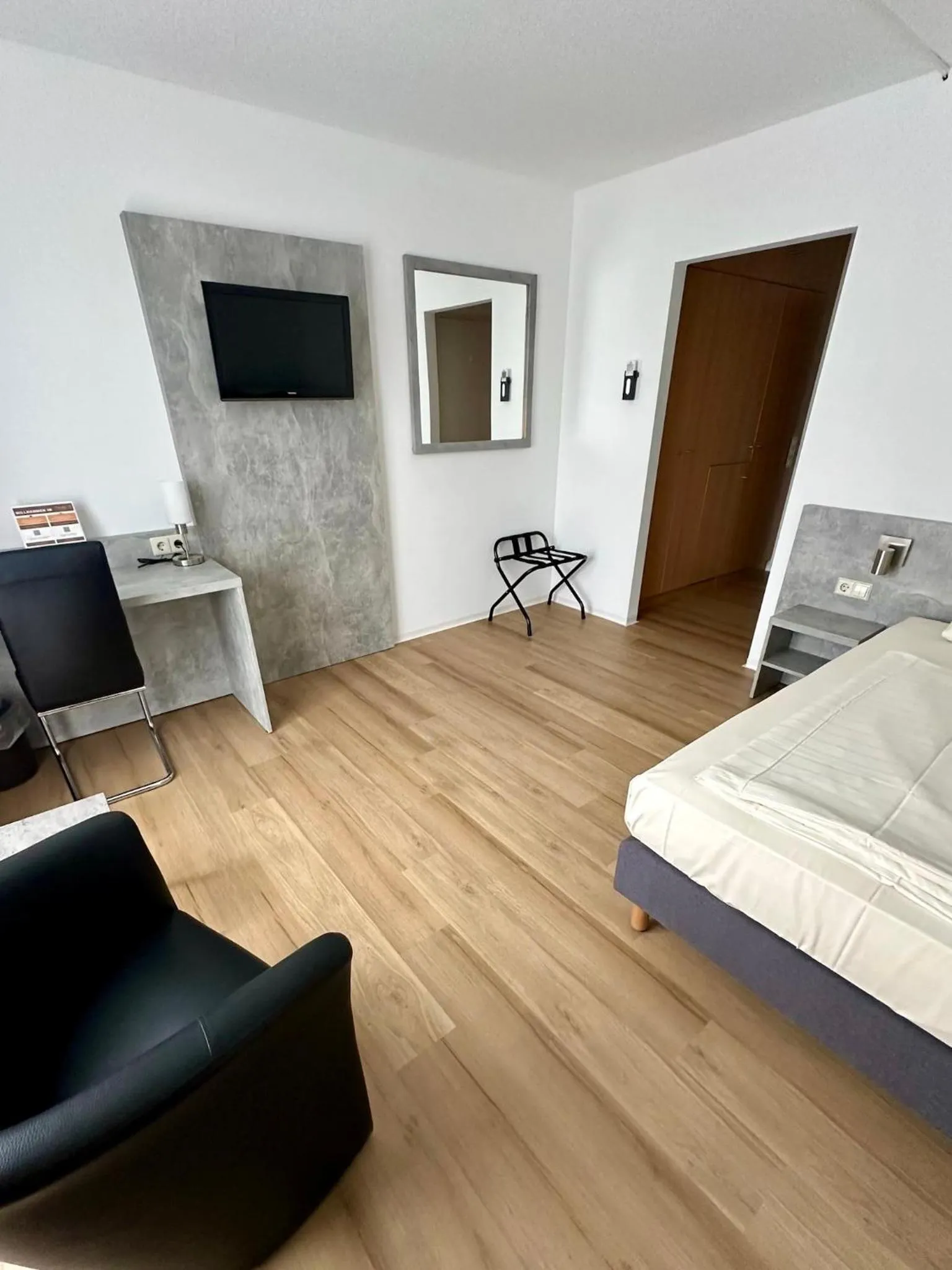 Photo of the whole room, Bed in Asgard Hotel