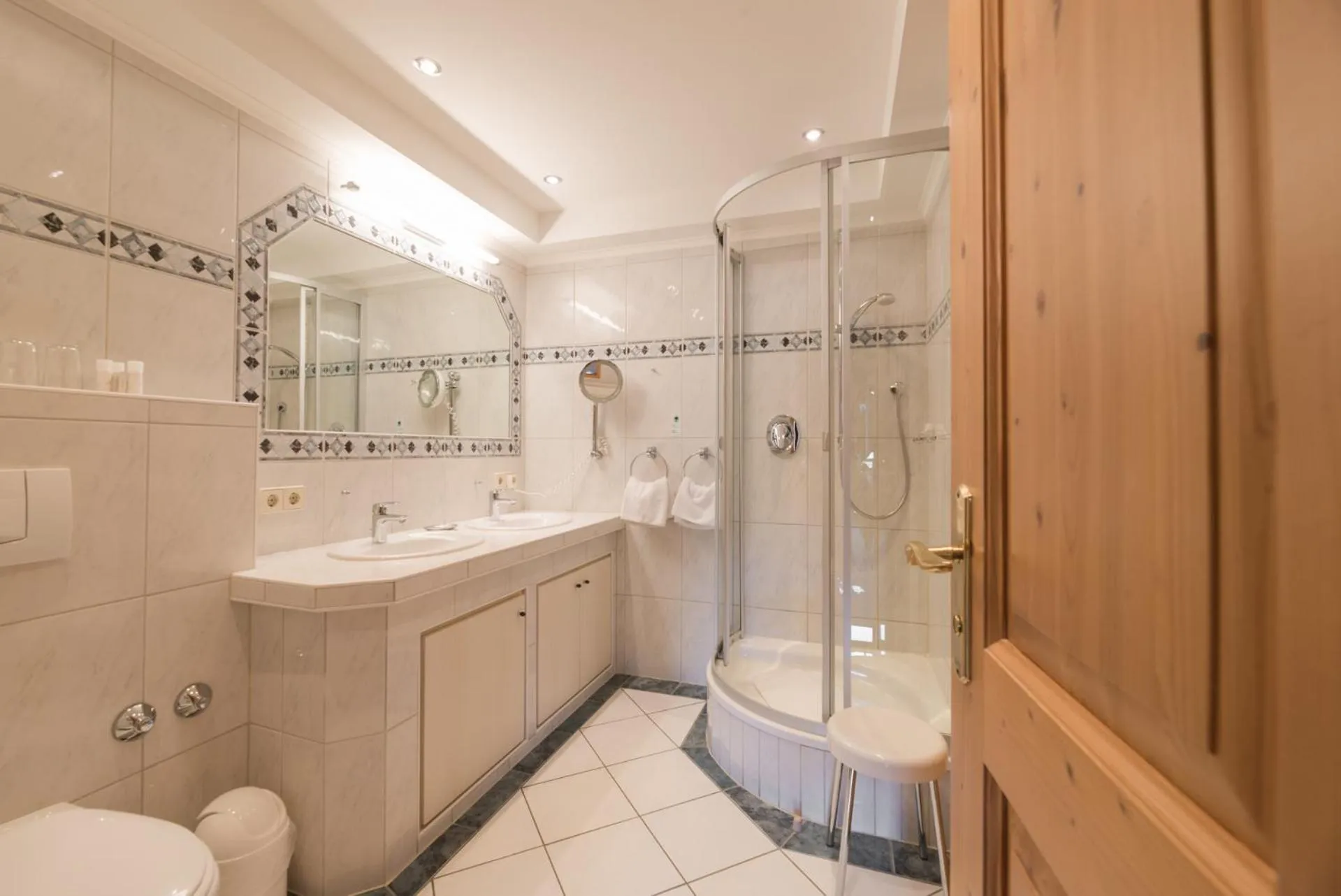 Shower in Relais & Châteaux Gut Steinbach Hotel Chalets SPA