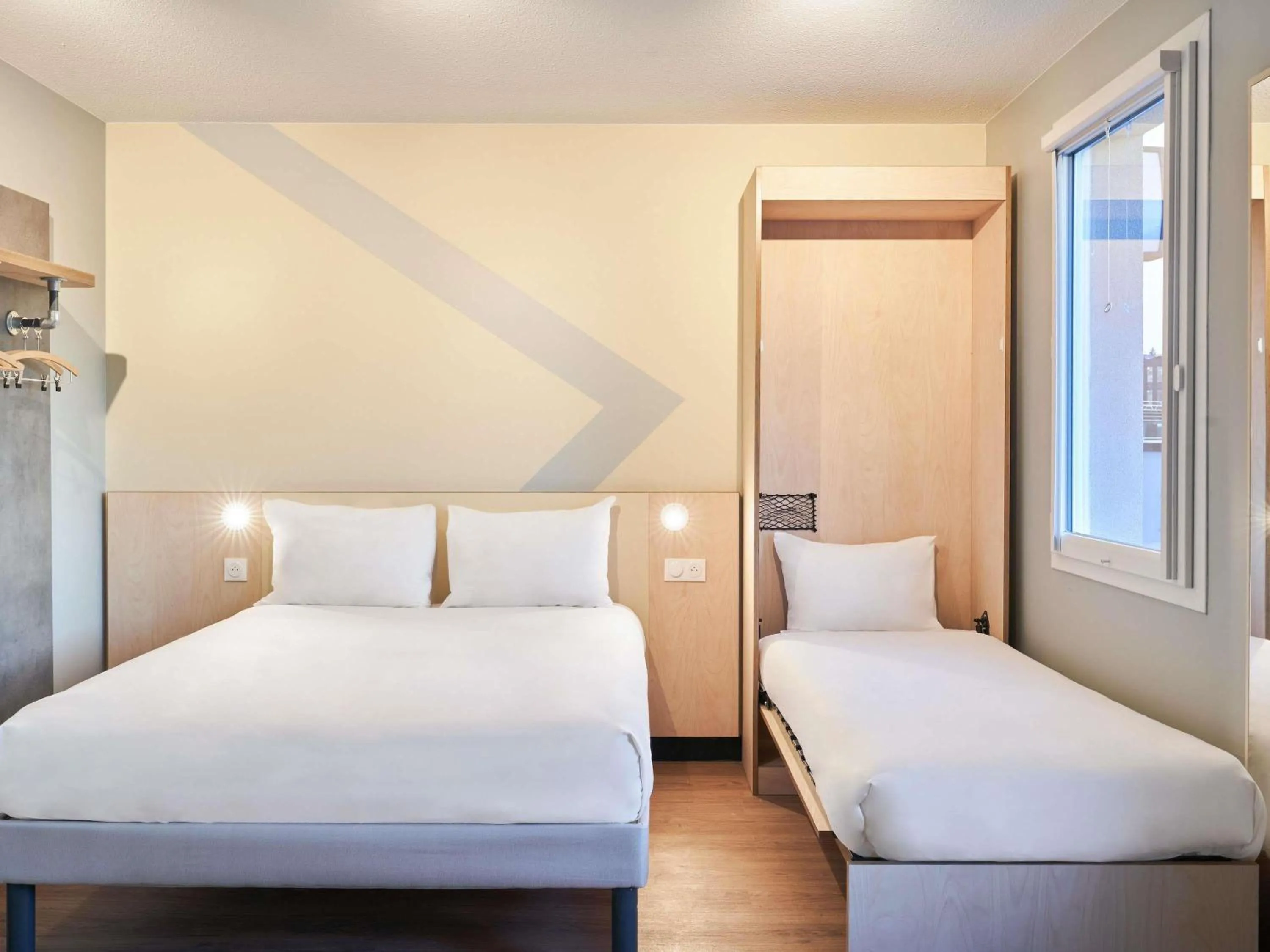 Bedroom, Bed in ibis budget Issy Les Moulineaux Paris Ouest