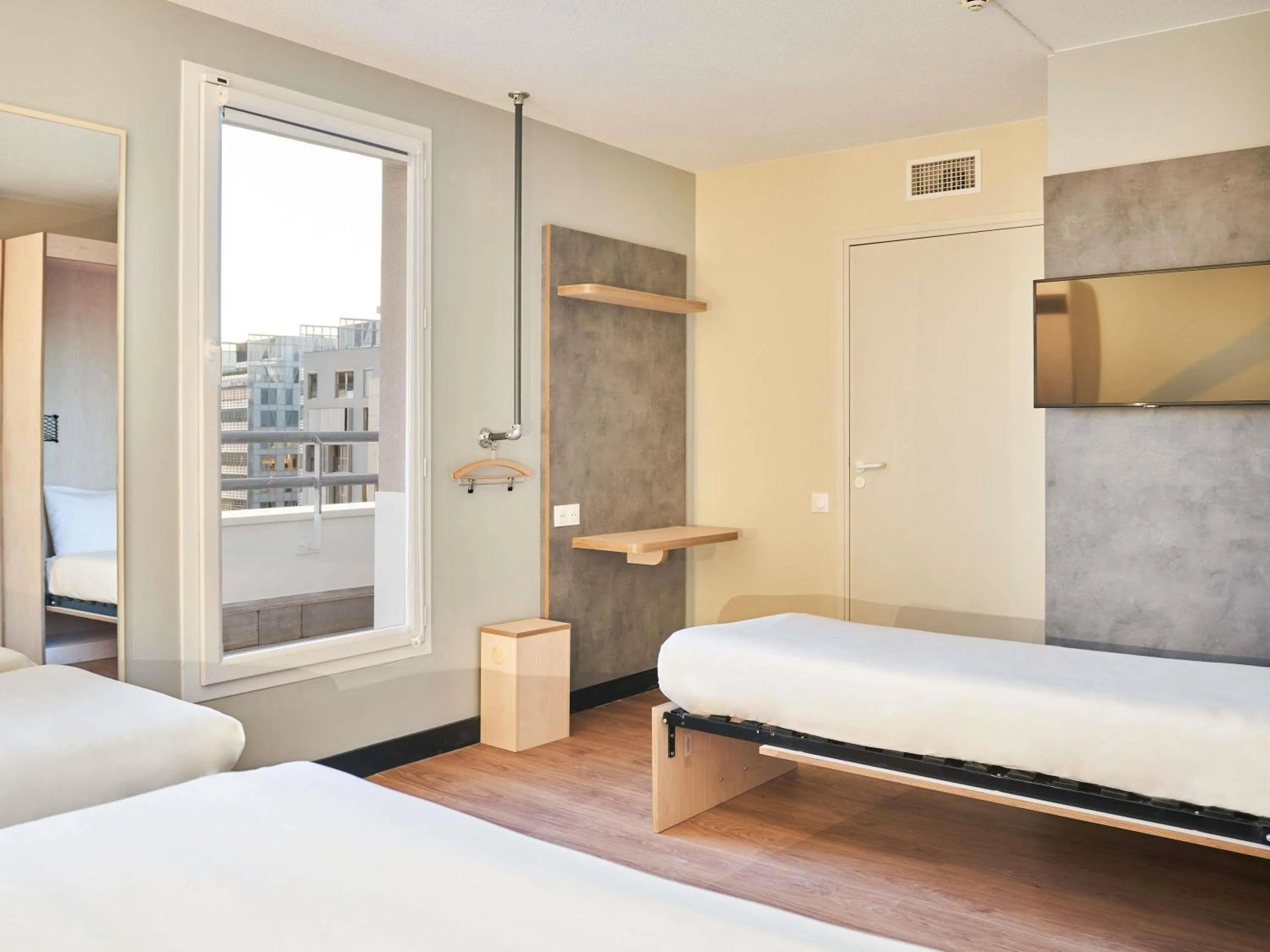 Bedroom, Bed in ibis budget Issy Les Moulineaux Paris Ouest