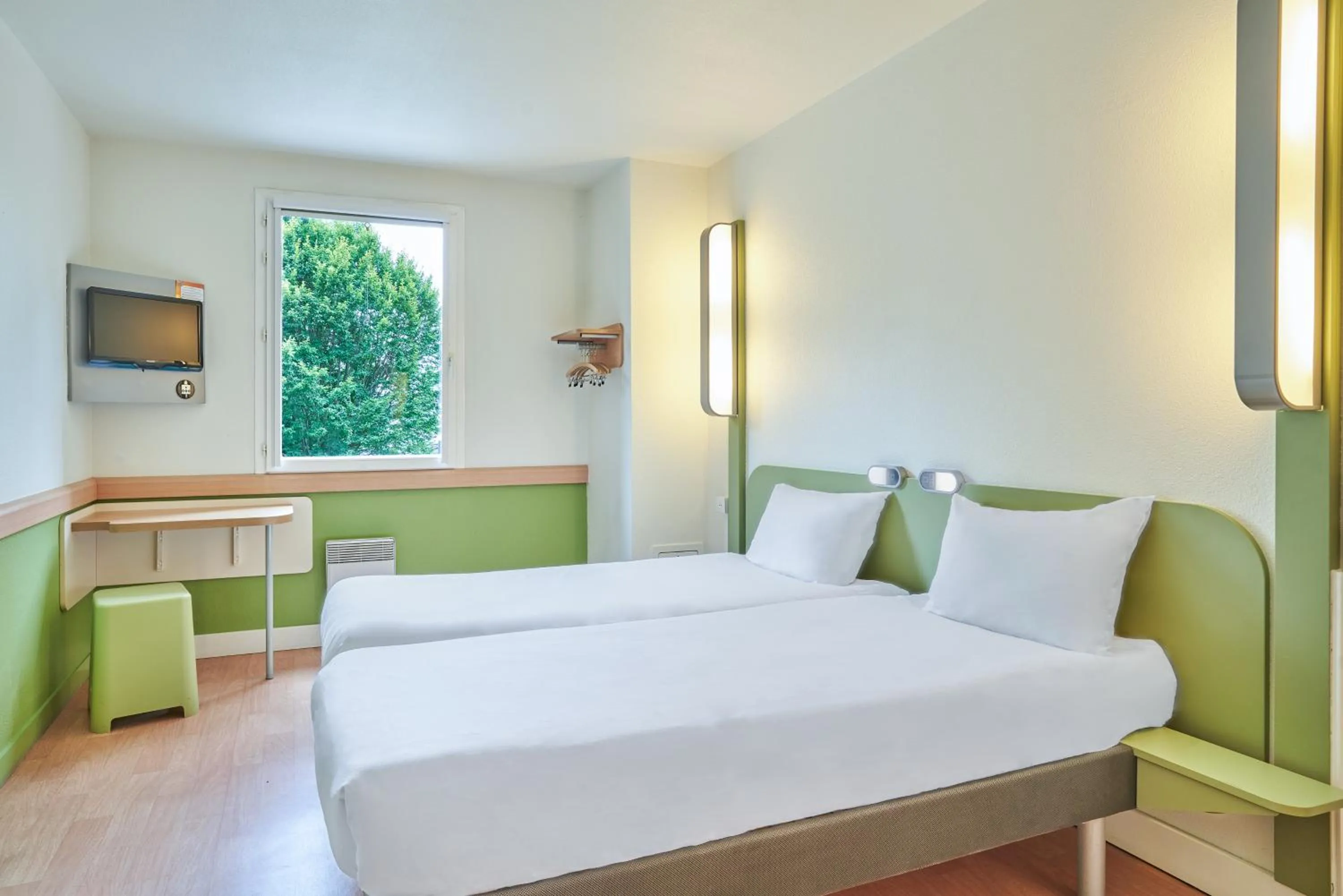 Bedroom, Bed in ibis budget Issy Les Moulineaux Paris Ouest