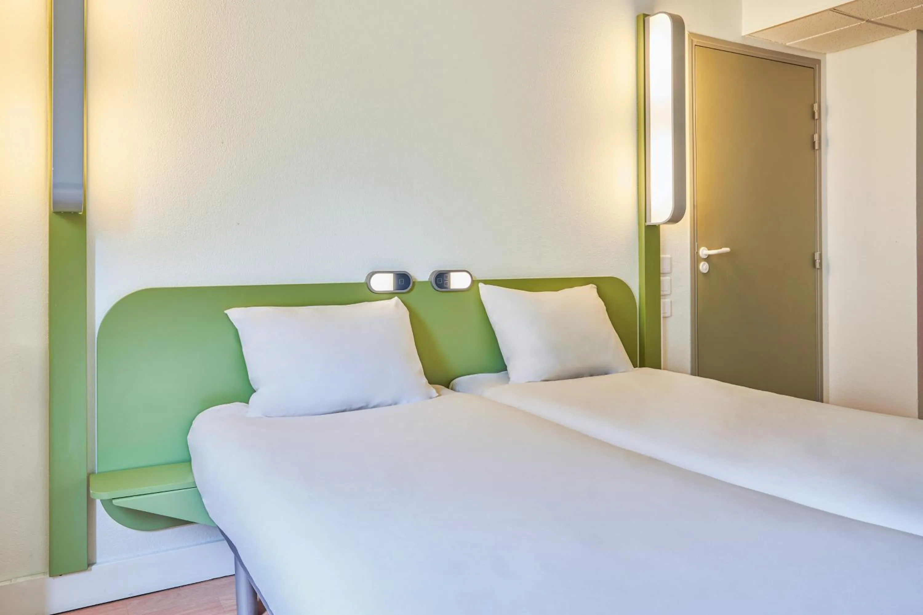 Bedroom, Bed in ibis budget Issy Les Moulineaux Paris Ouest