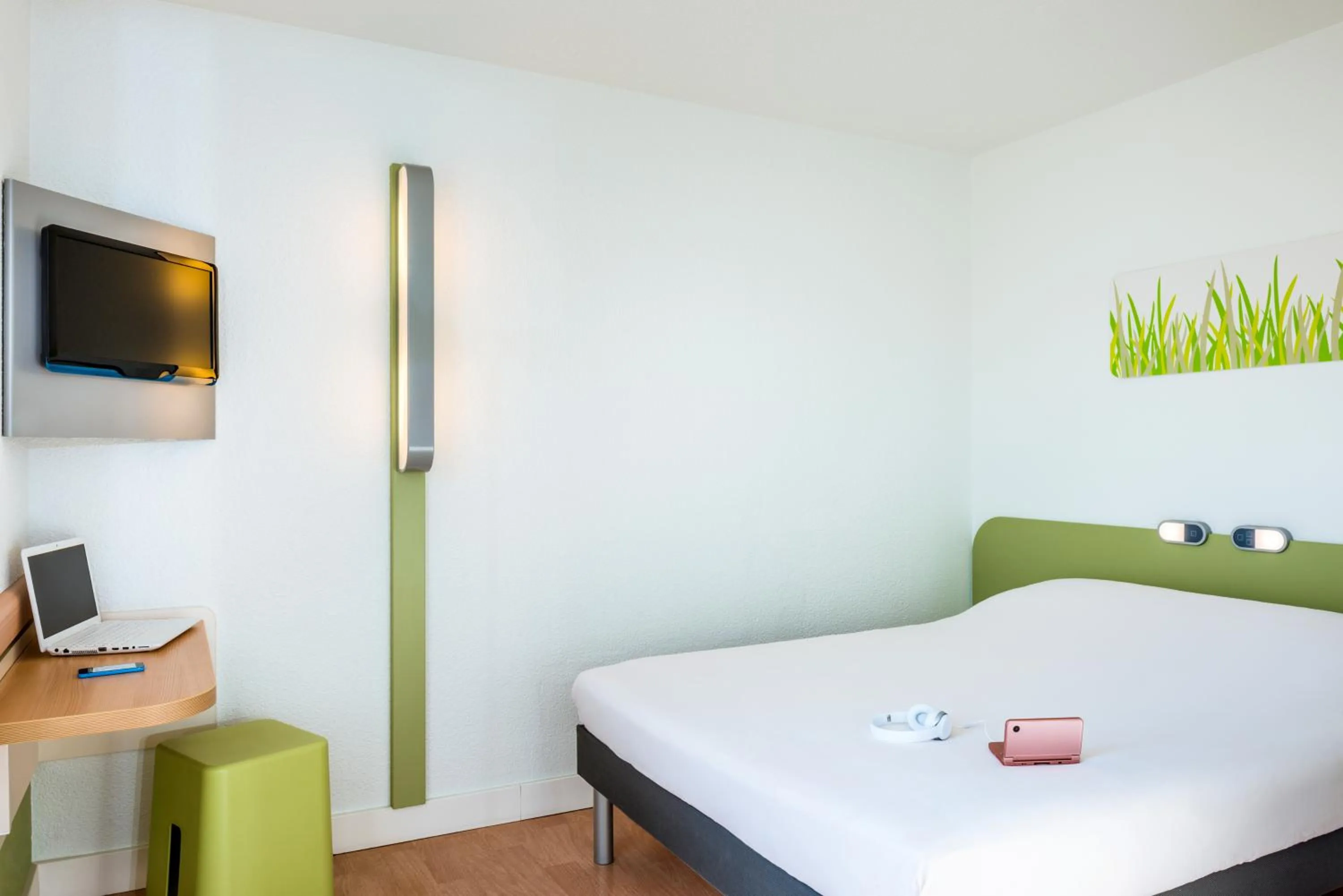 Bedroom, Bed in ibis budget Issy Les Moulineaux Paris Ouest