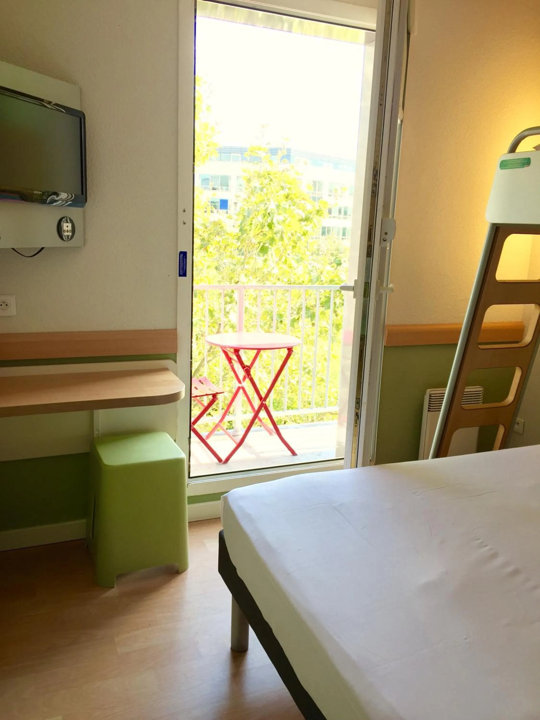 Bedroom, Bed in ibis budget Issy Les Moulineaux Paris Ouest