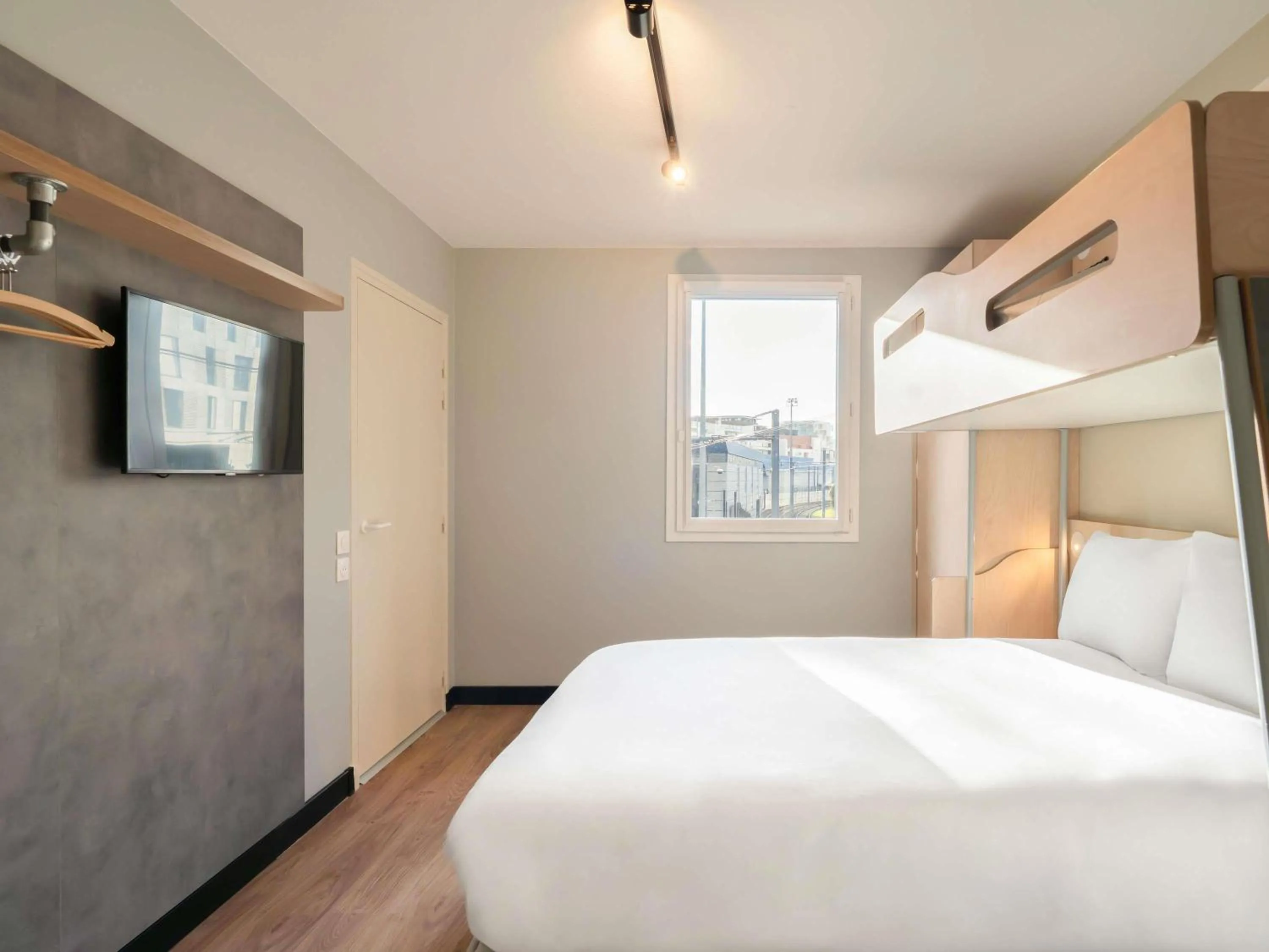 Bedroom, Bed in ibis budget Issy Les Moulineaux Paris Ouest