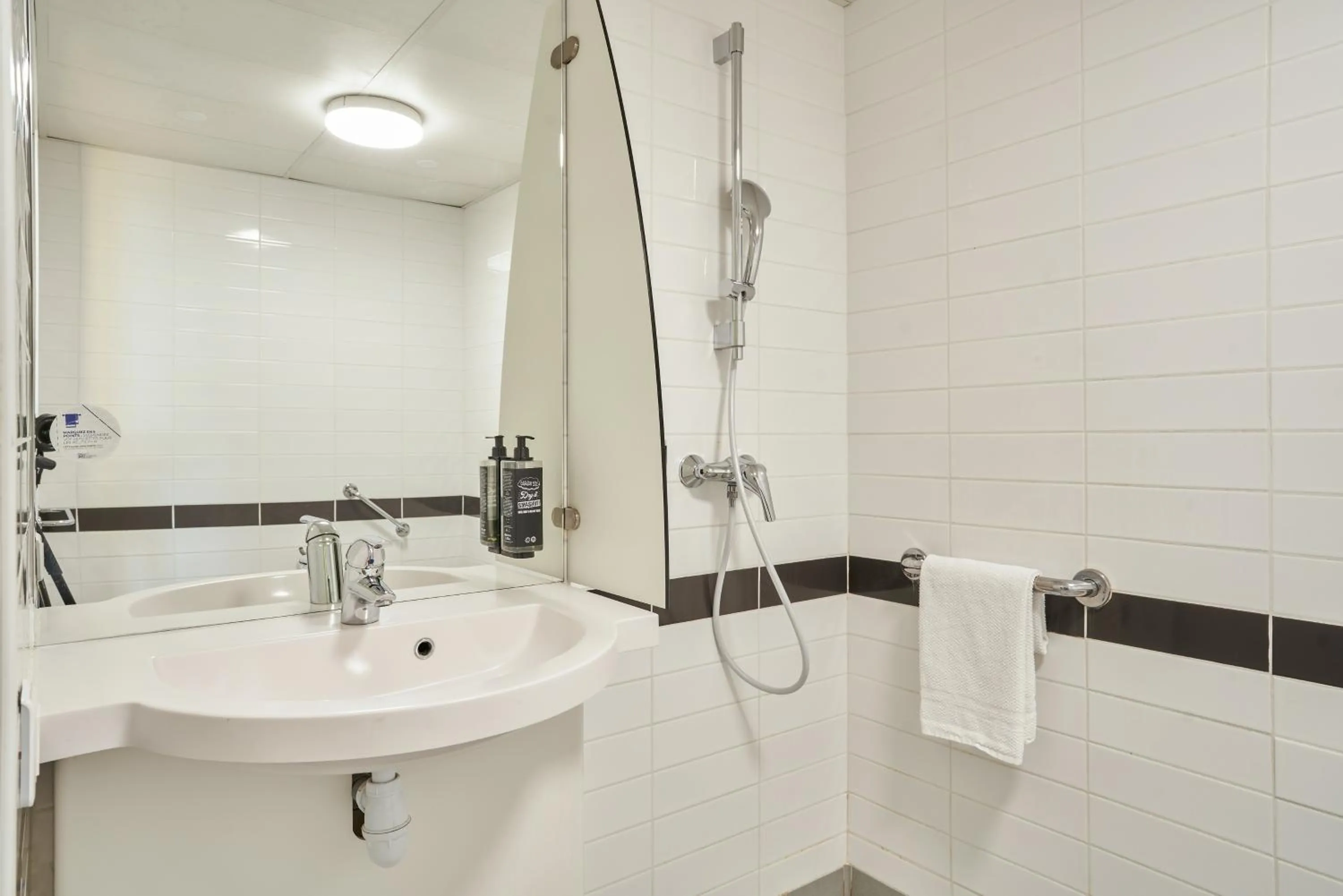 Shower in ibis budget Issy Les Moulineaux Paris Ouest