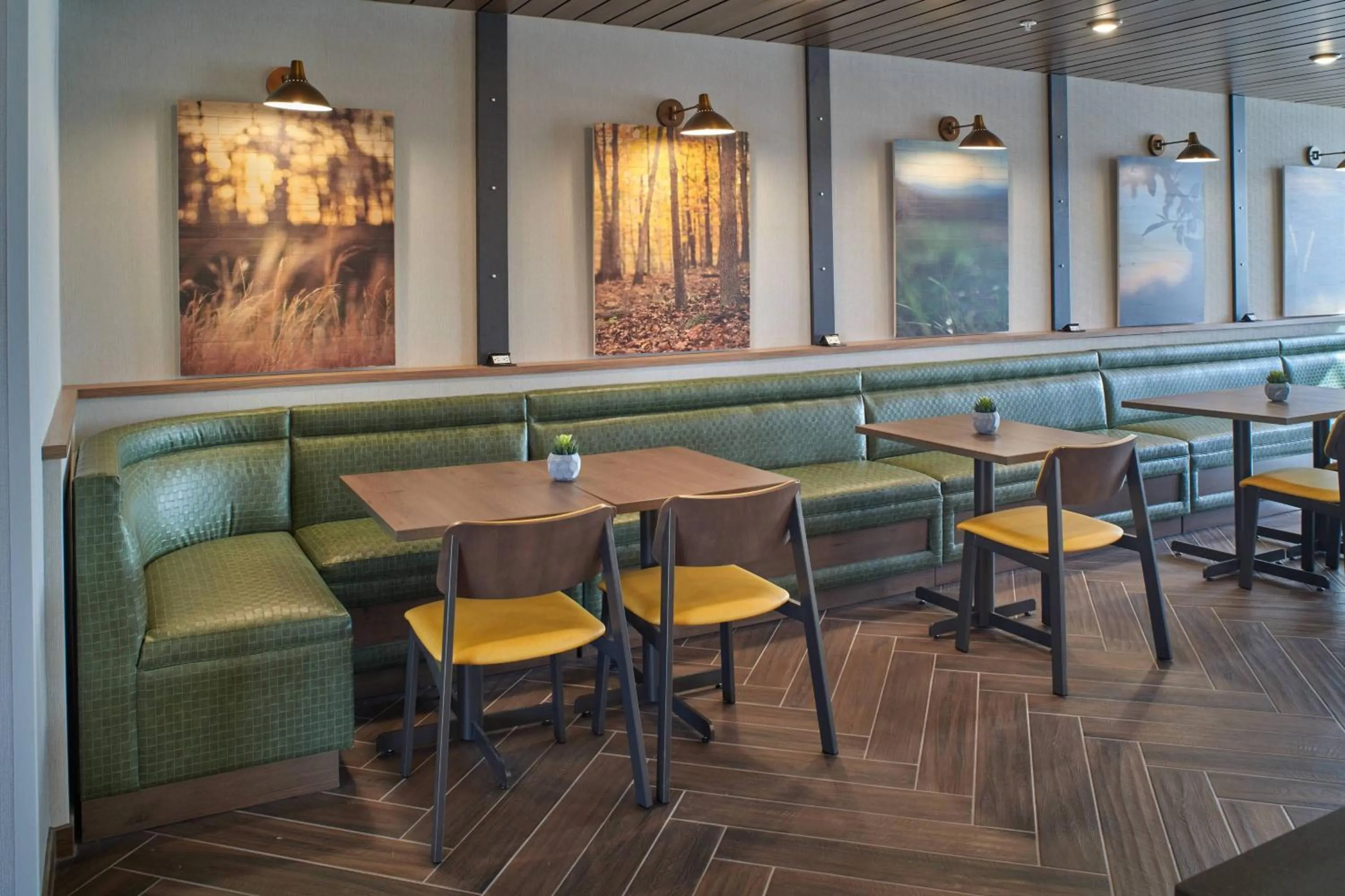 Breakfast in Fairfield Inn & Suites by Marriott Louisville Jeffersonville