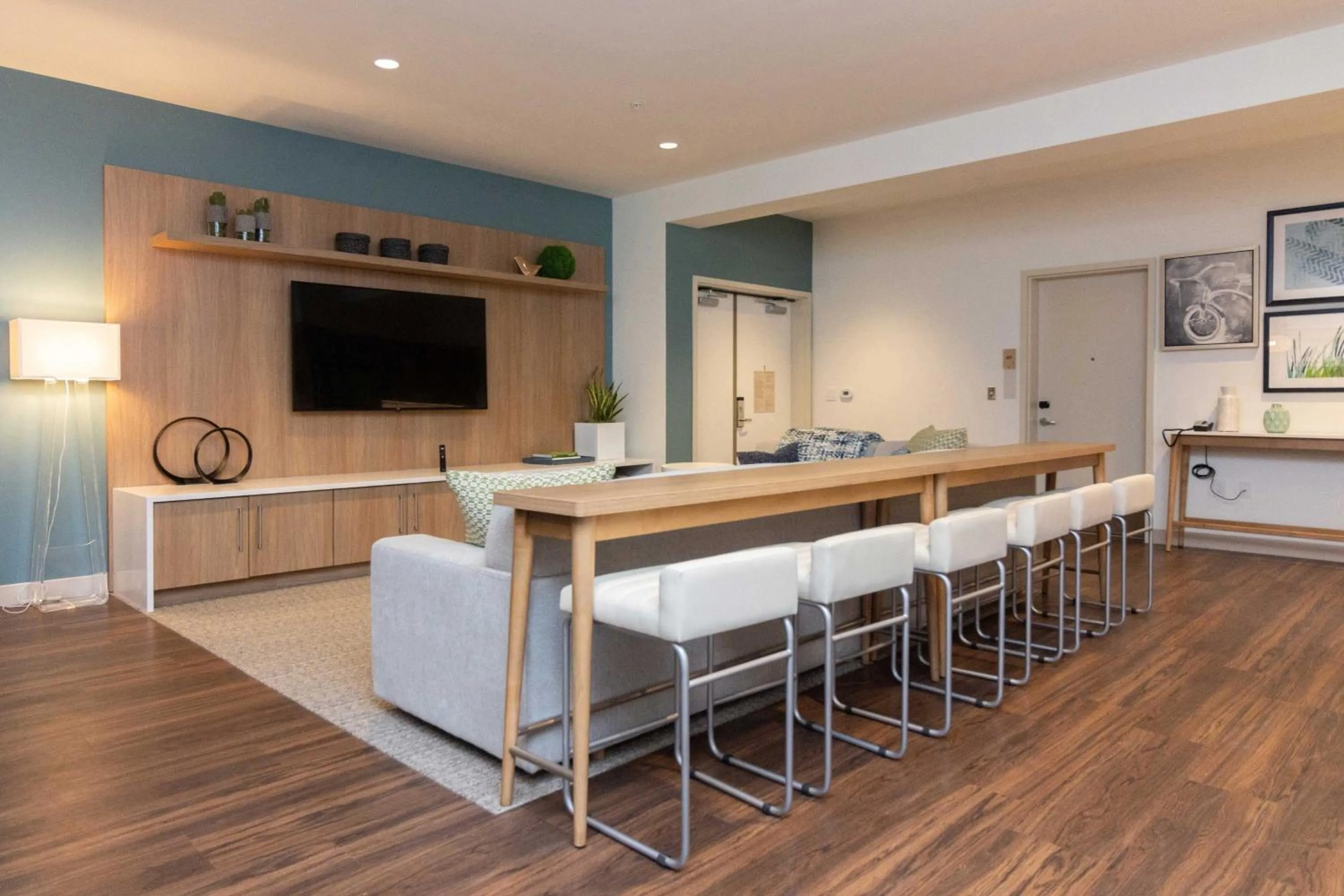 Photo of the whole room in Element St. Louis Midtown