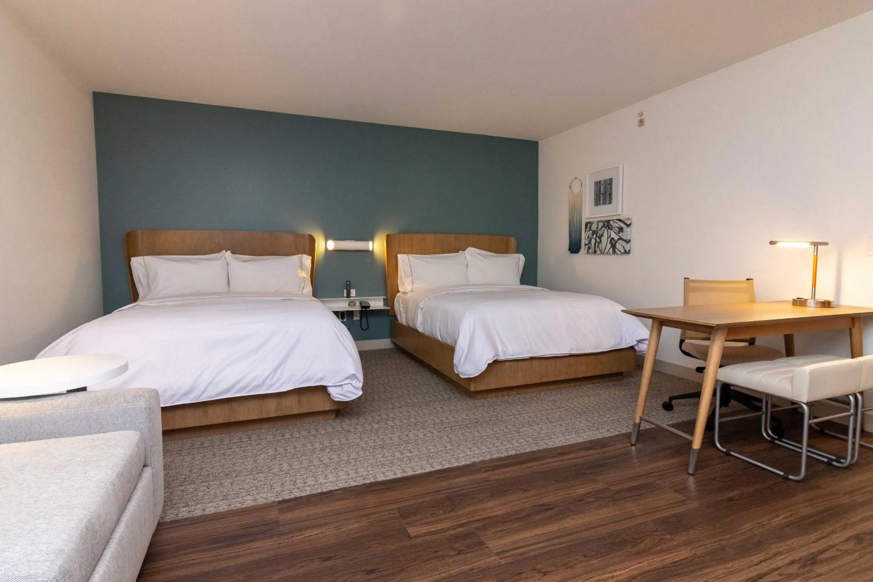 Photo of the whole room, Bed in Element St. Louis Midtown