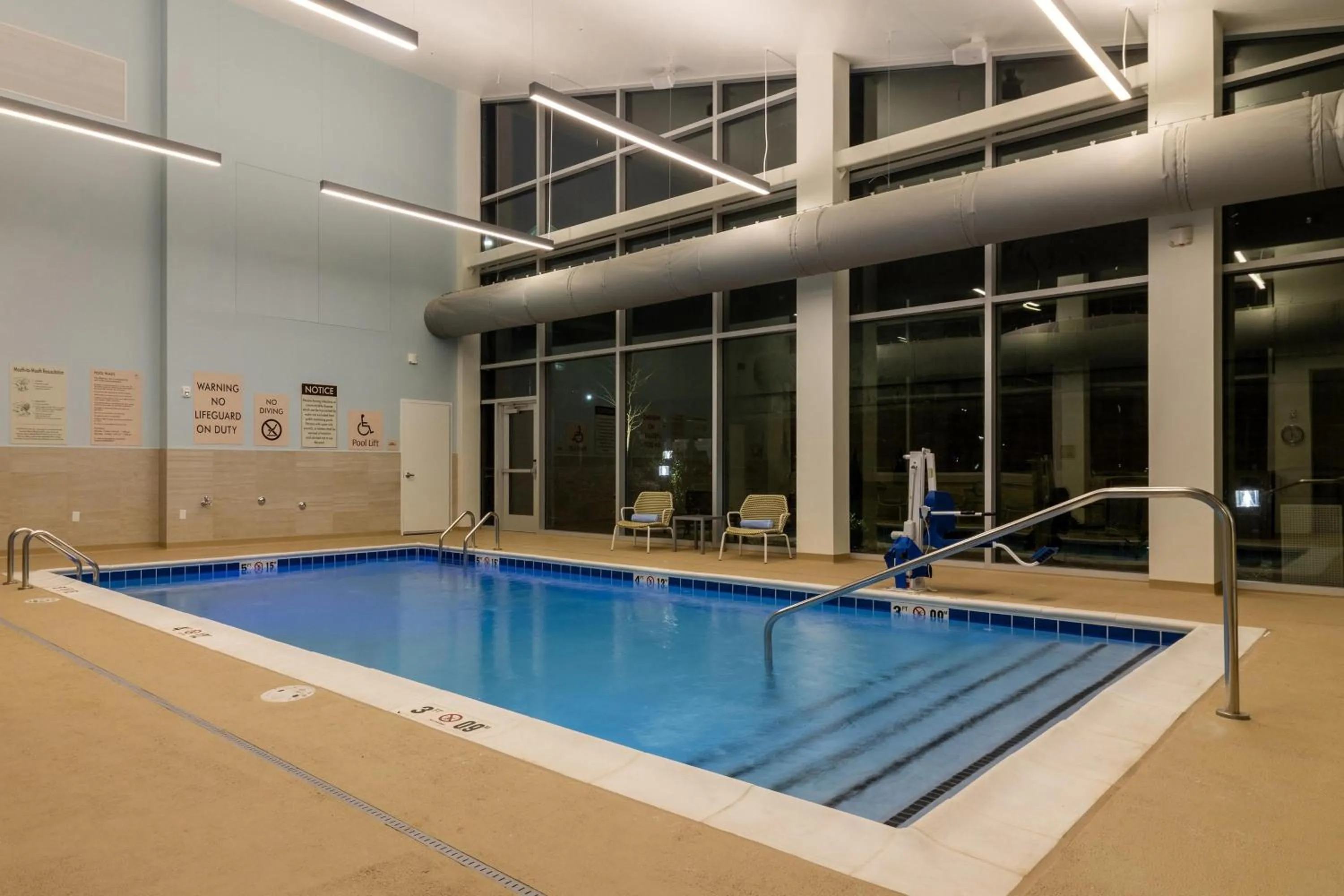 Swimming pool in Element St. Louis Midtown