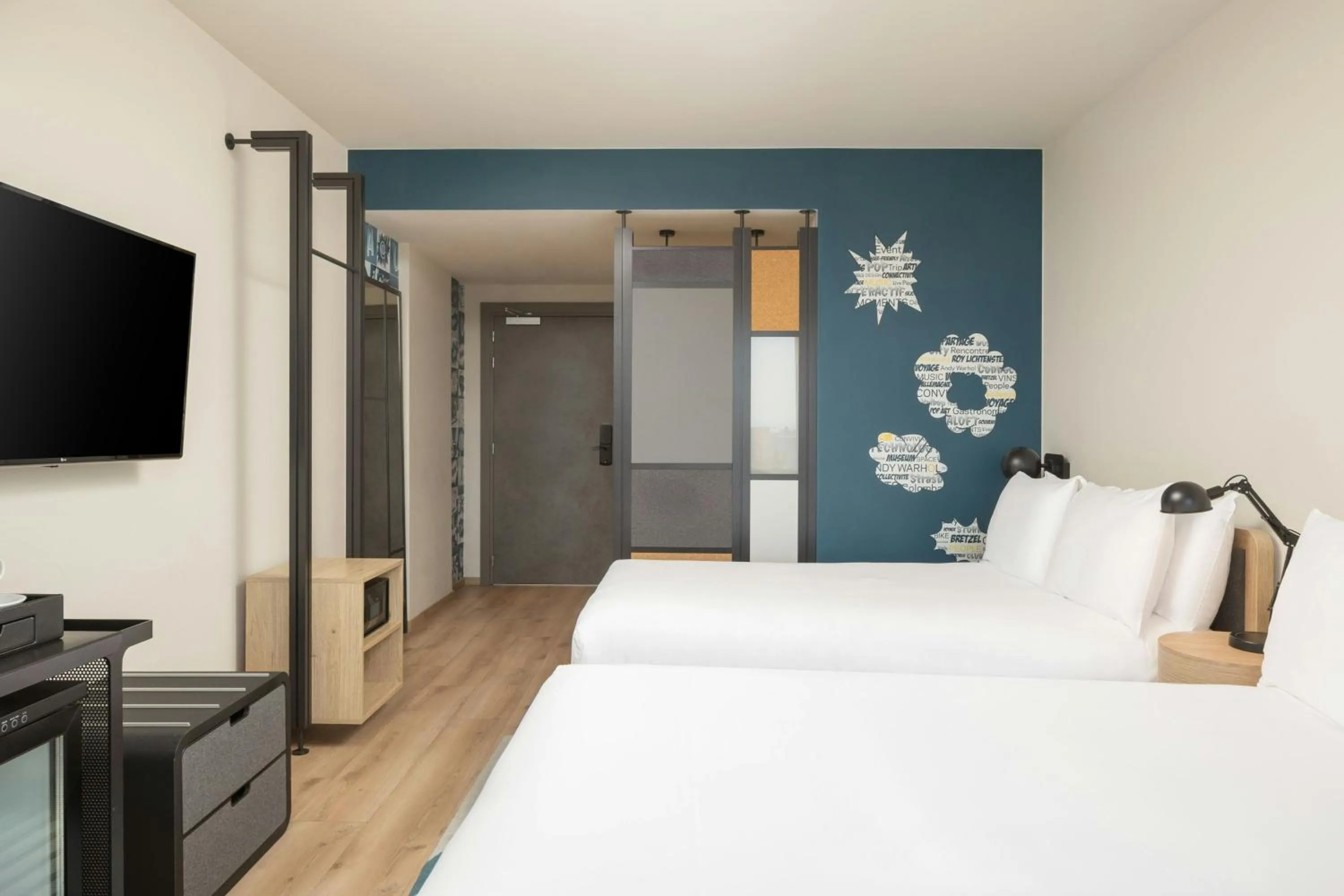 Photo of the whole room, Bed in Aloft Strasbourg City Centre