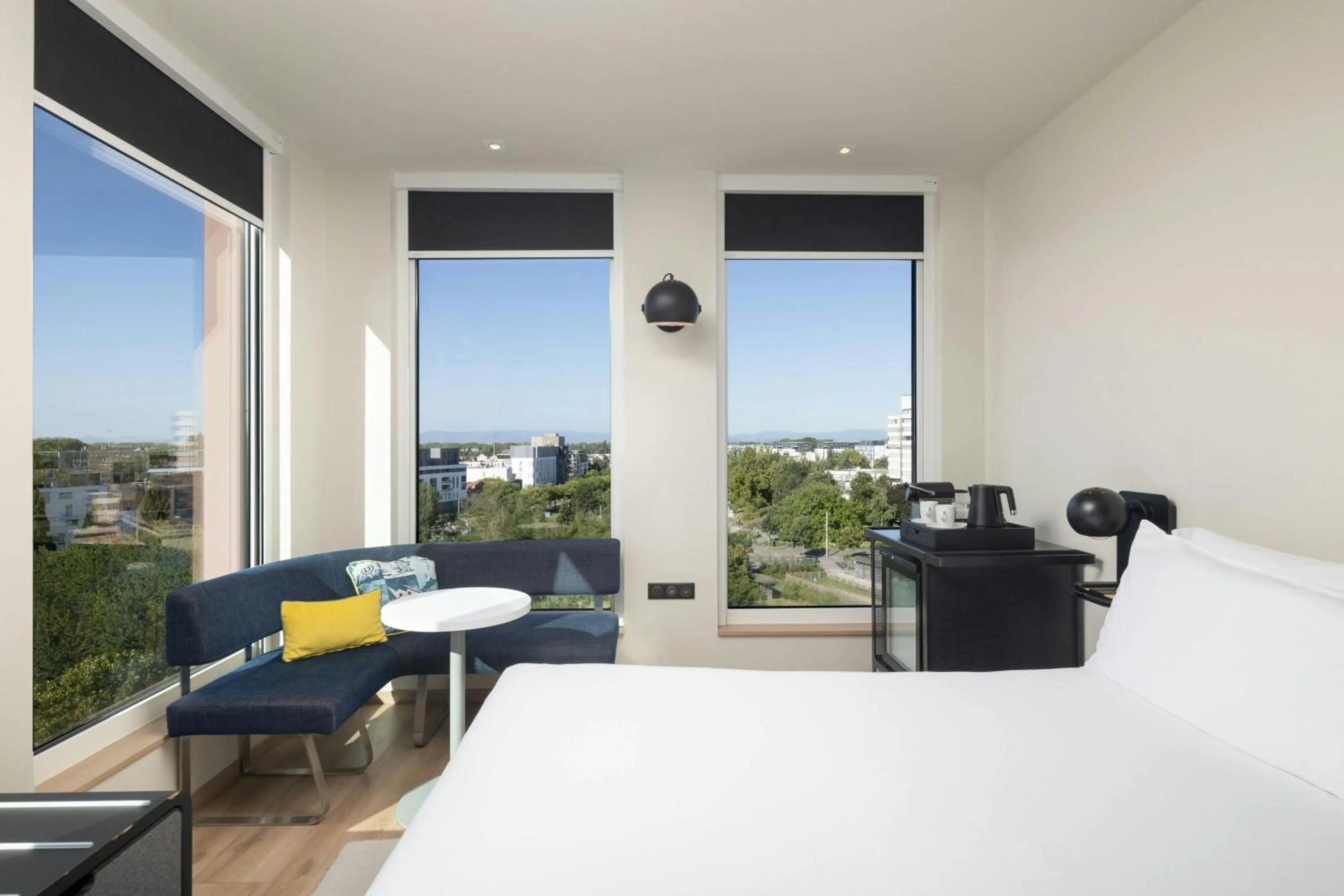 Photo of the whole room, Bed in Aloft Strasbourg City Centre