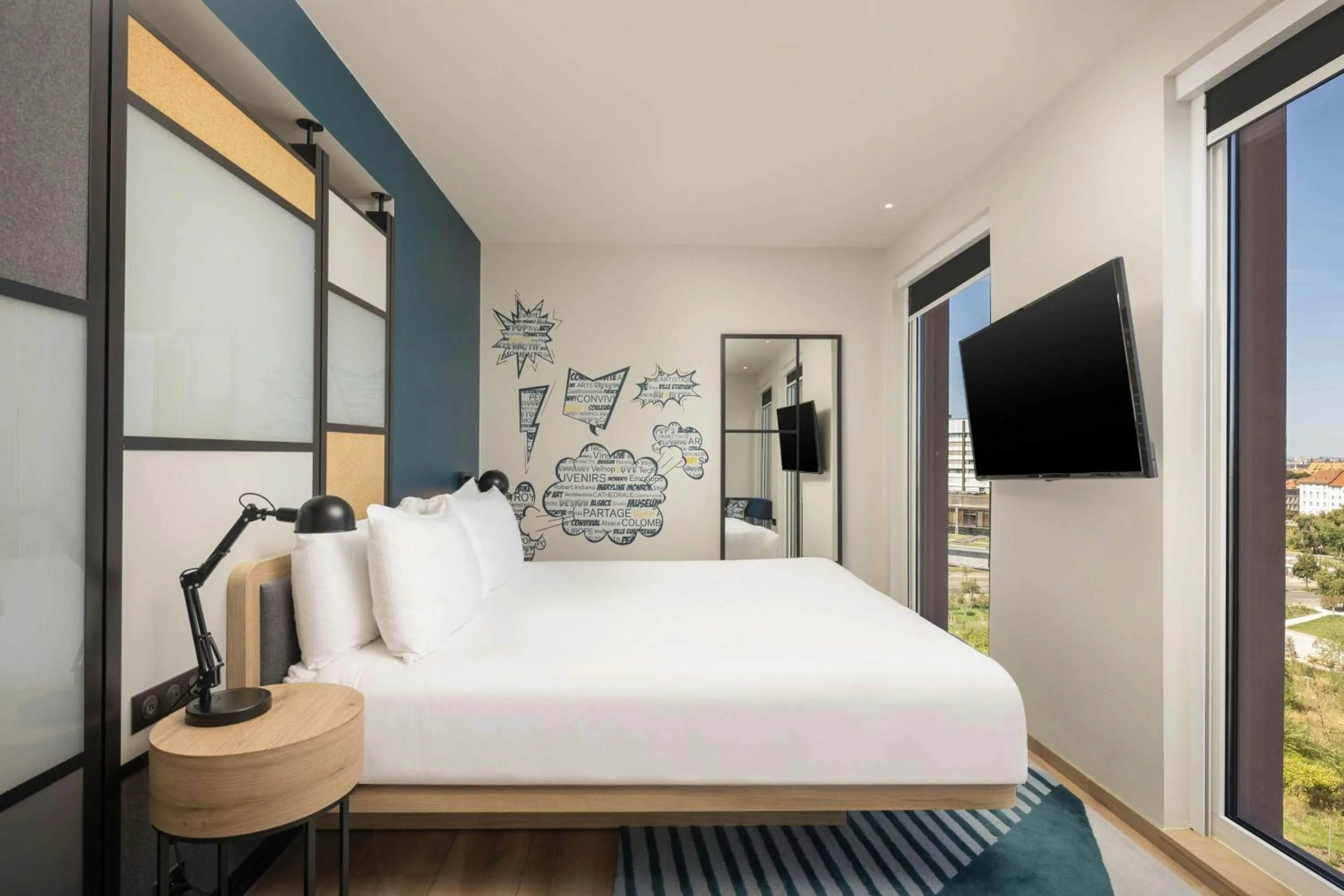 Photo of the whole room, Bed in Aloft Strasbourg City Centre