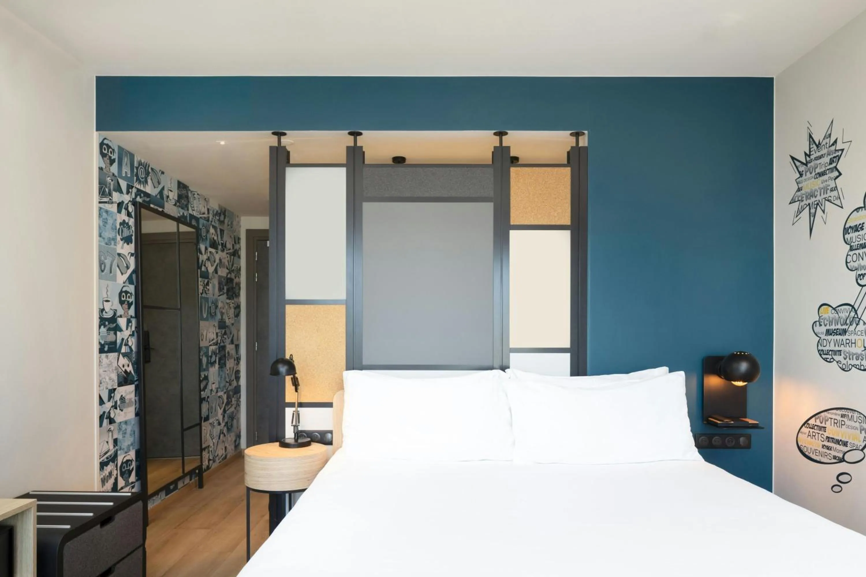 Photo of the whole room, Bed in Aloft Strasbourg City Centre