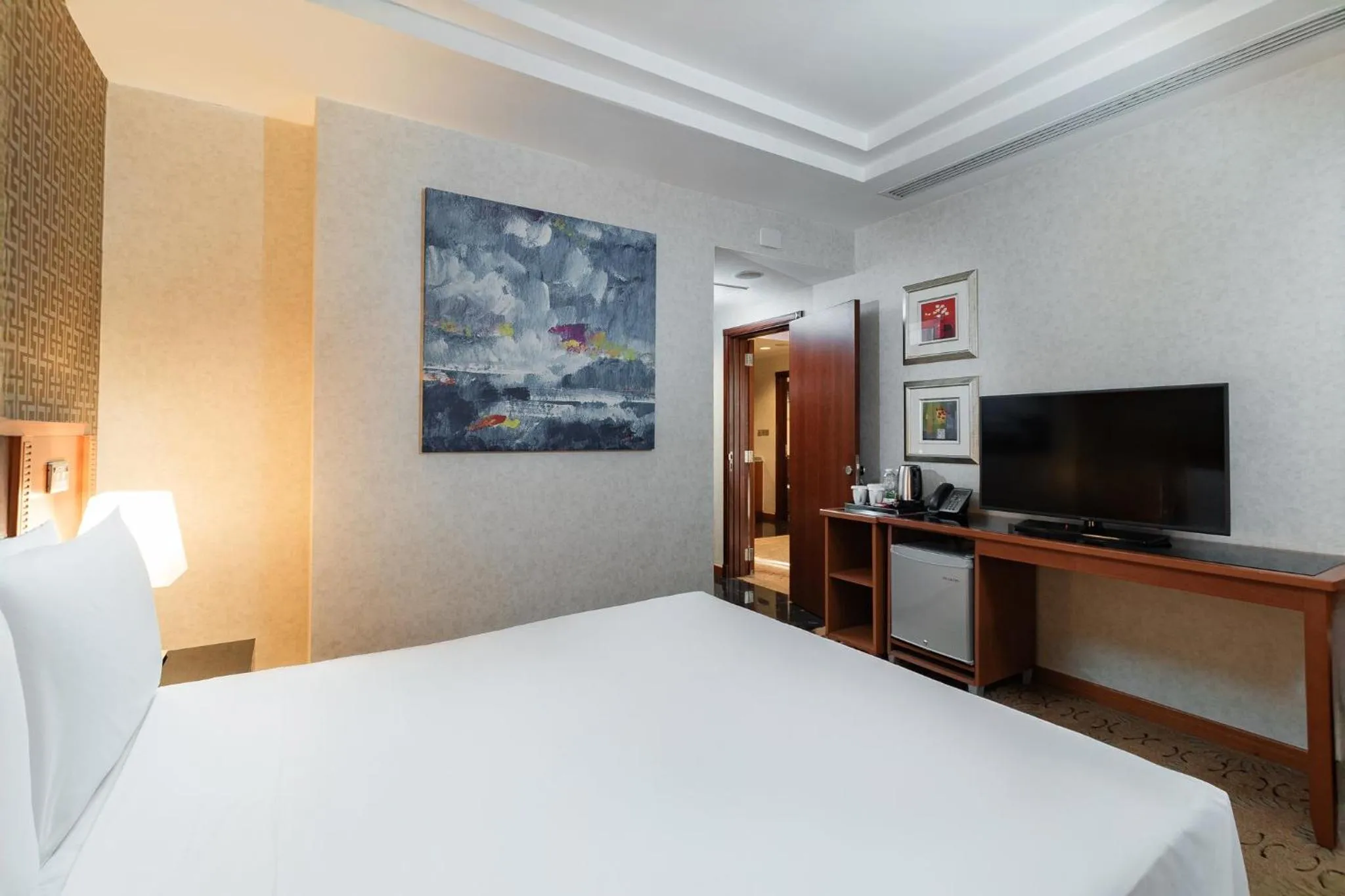 Photo of the whole room, Bed in Holiday Inn - Suites Kuwait Salmiya by IHG