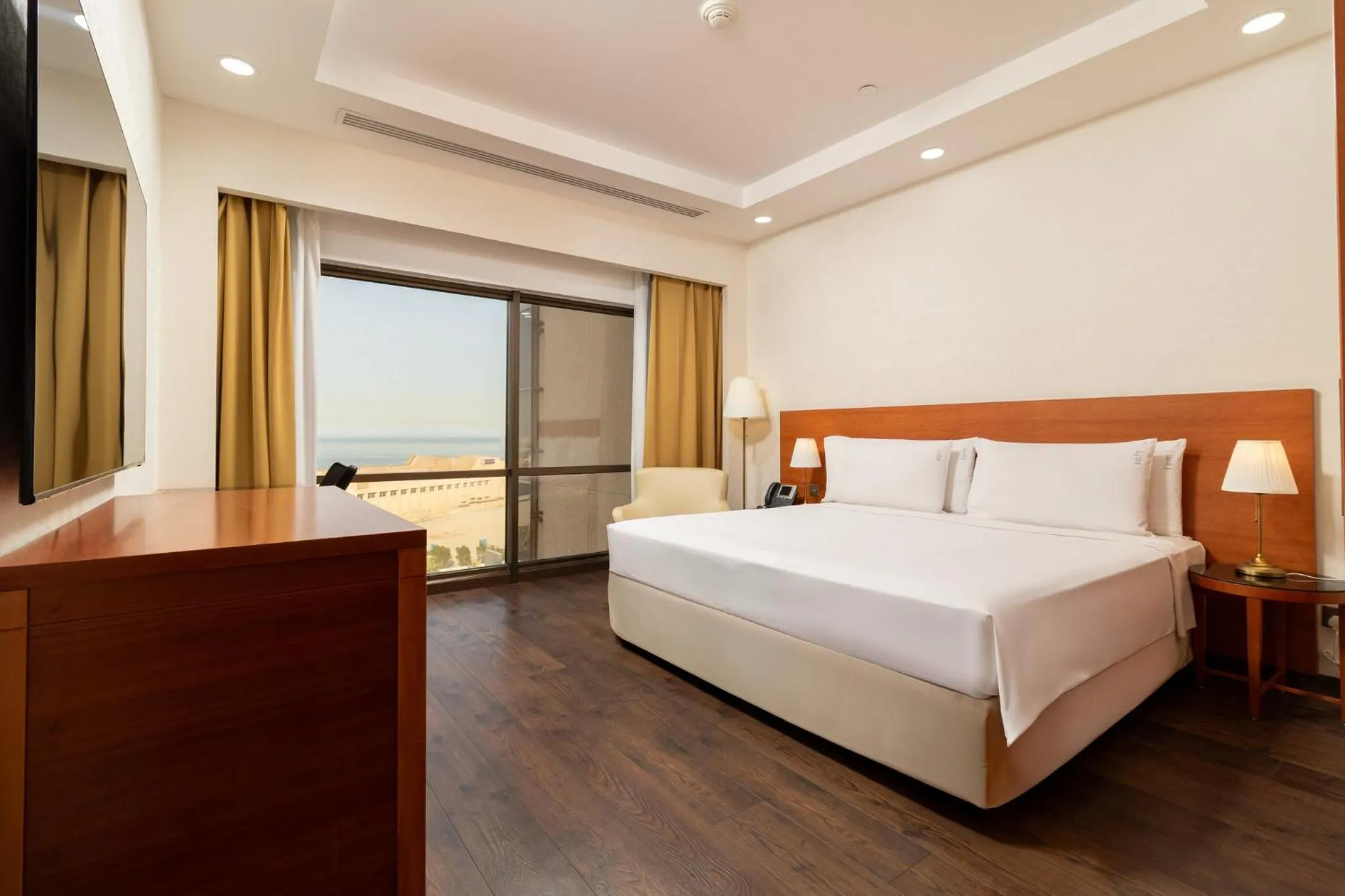 Photo of the whole room, Bed in Holiday Inn - Suites Kuwait Salmiya by IHG