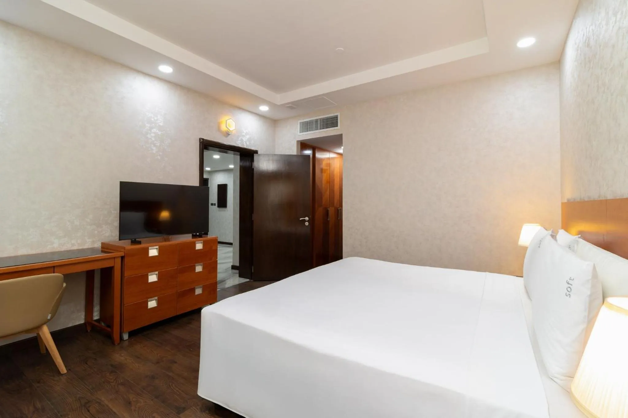 Photo of the whole room, Bed in Holiday Inn - Suites Kuwait Salmiya by IHG