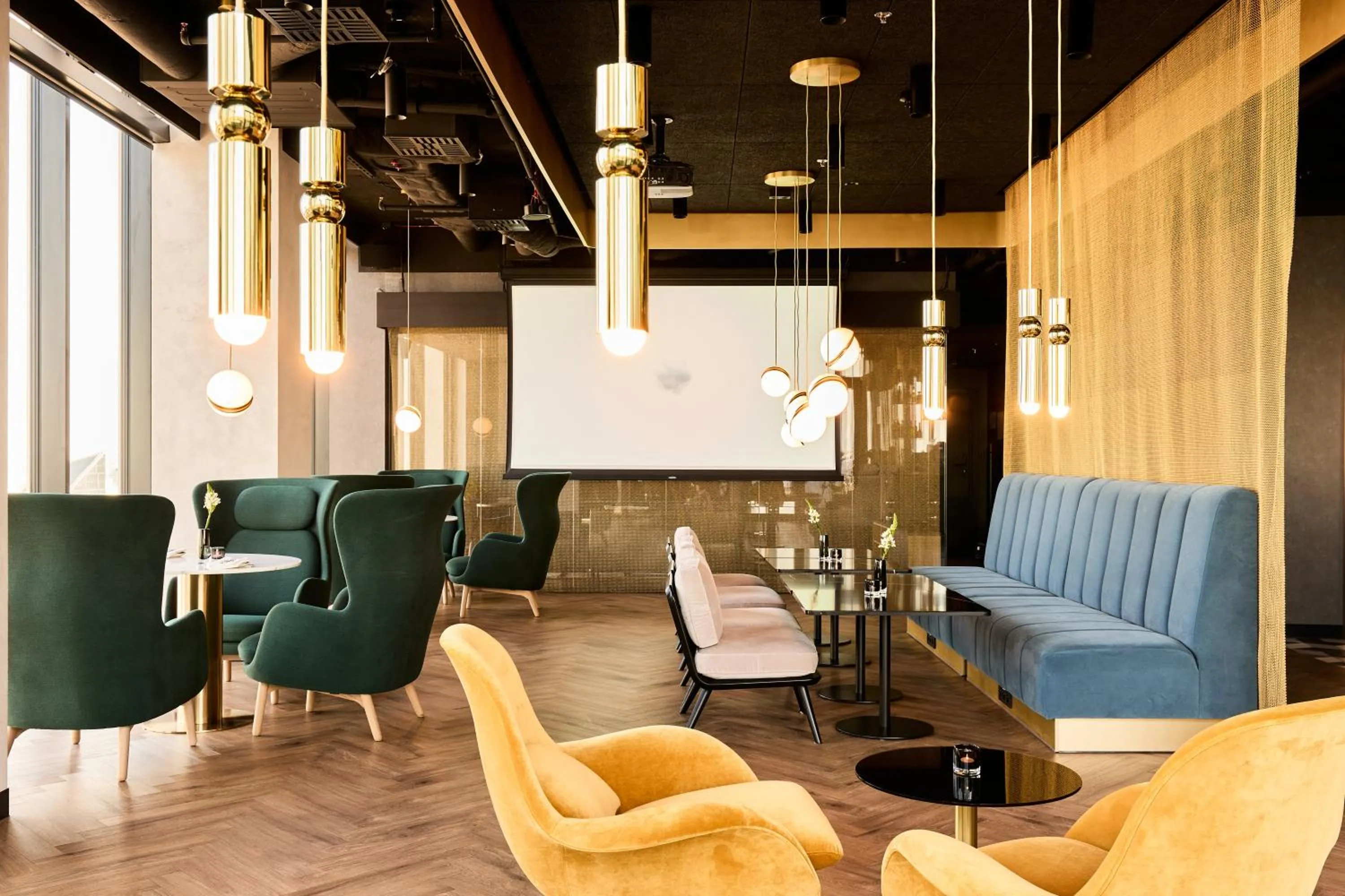 Lounge or bar in Crowne Plaza - Warsaw - The HUB by IHG