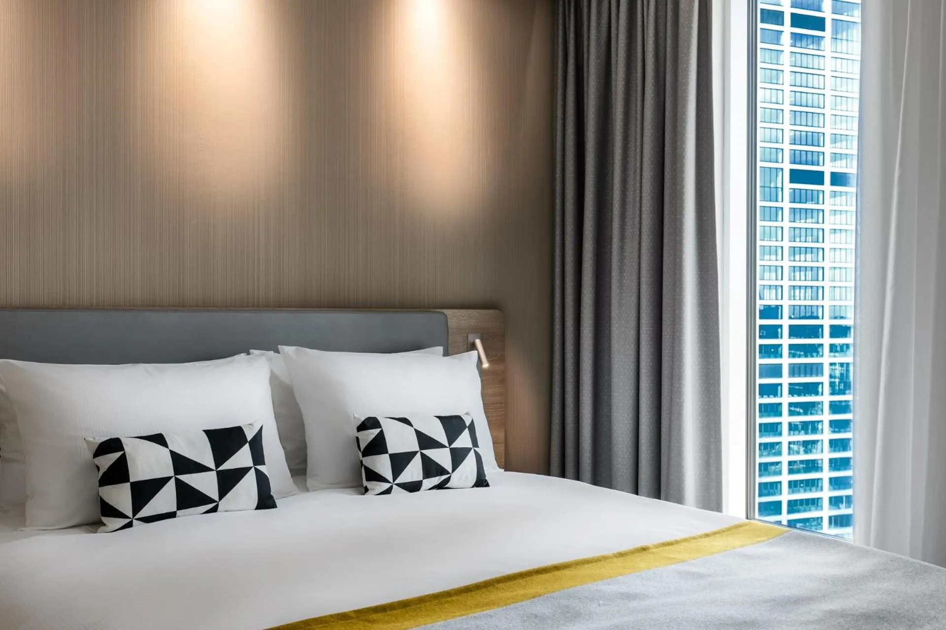 Bed in Holiday Inn Express - Warsaw - The HUB by IHG