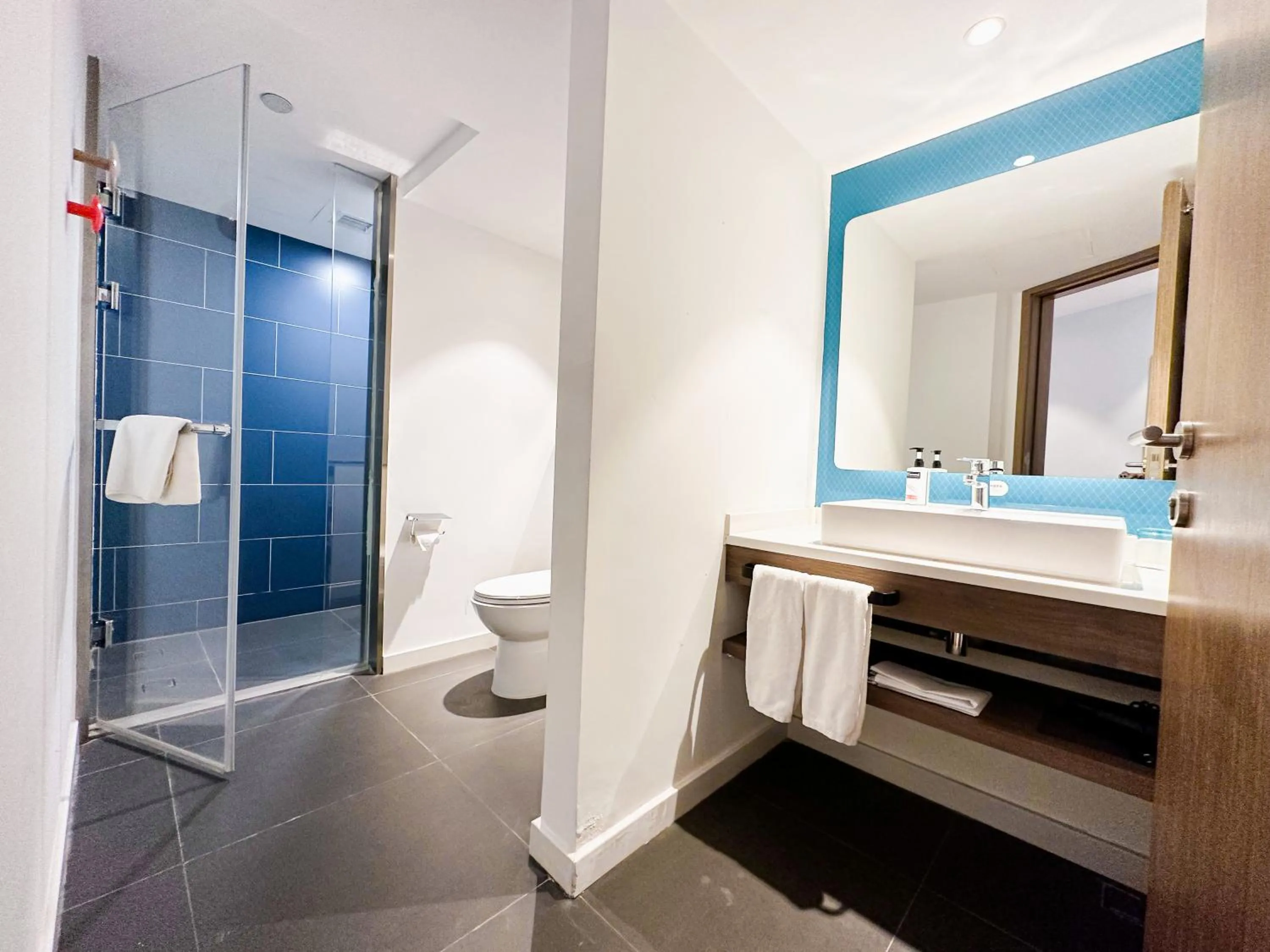 Toilet in Holiday Inn Express Tianjin Airport East by IHG