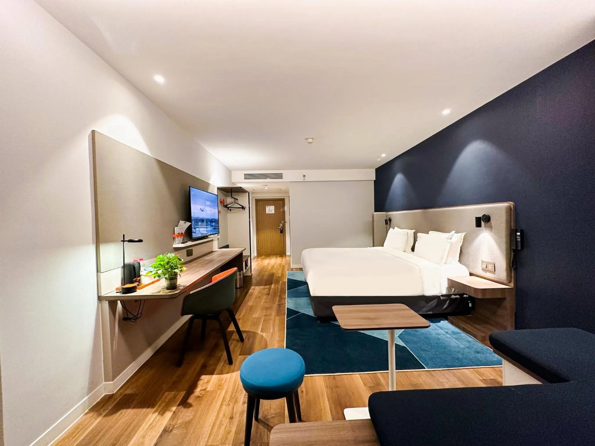 Photo of the whole room, Bed in Holiday Inn Express Tianjin Airport East by IHG