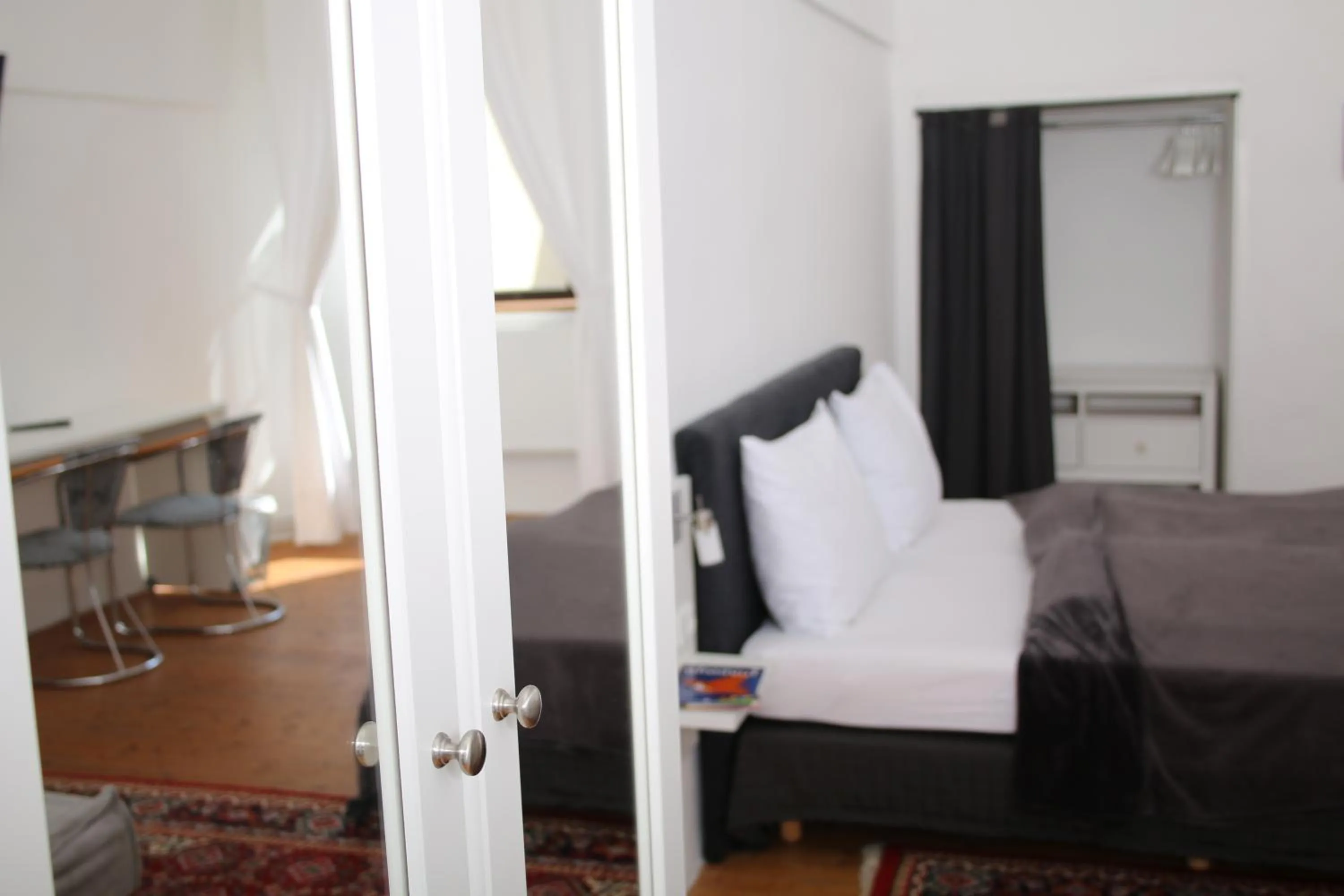 wardrobe, Bed in Hotel im Stift Neuberg