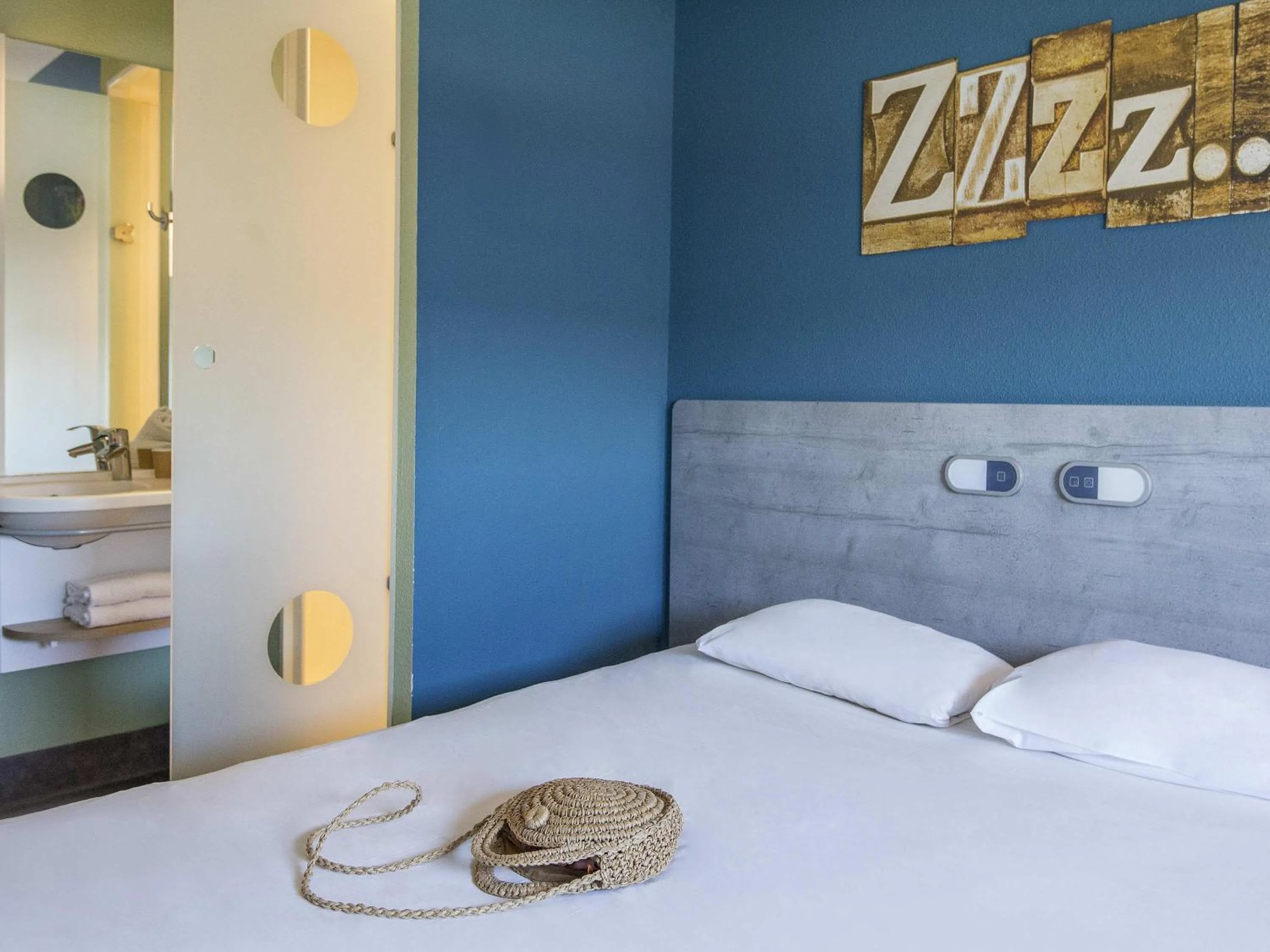 Bedroom, Bed in ibis budget Rueil Malmaison