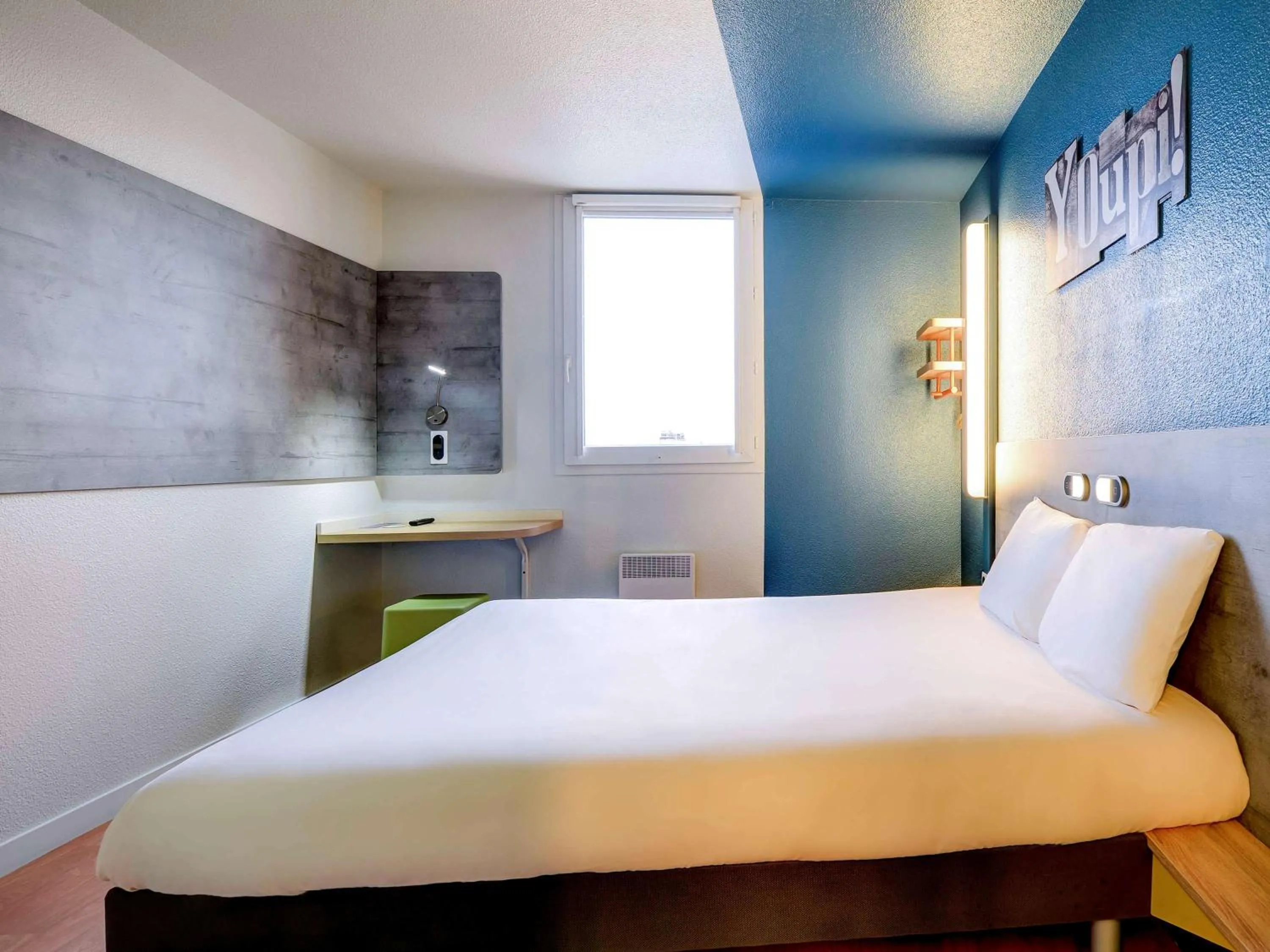 View (from property/room), Bed in ibis budget Rueil Malmaison