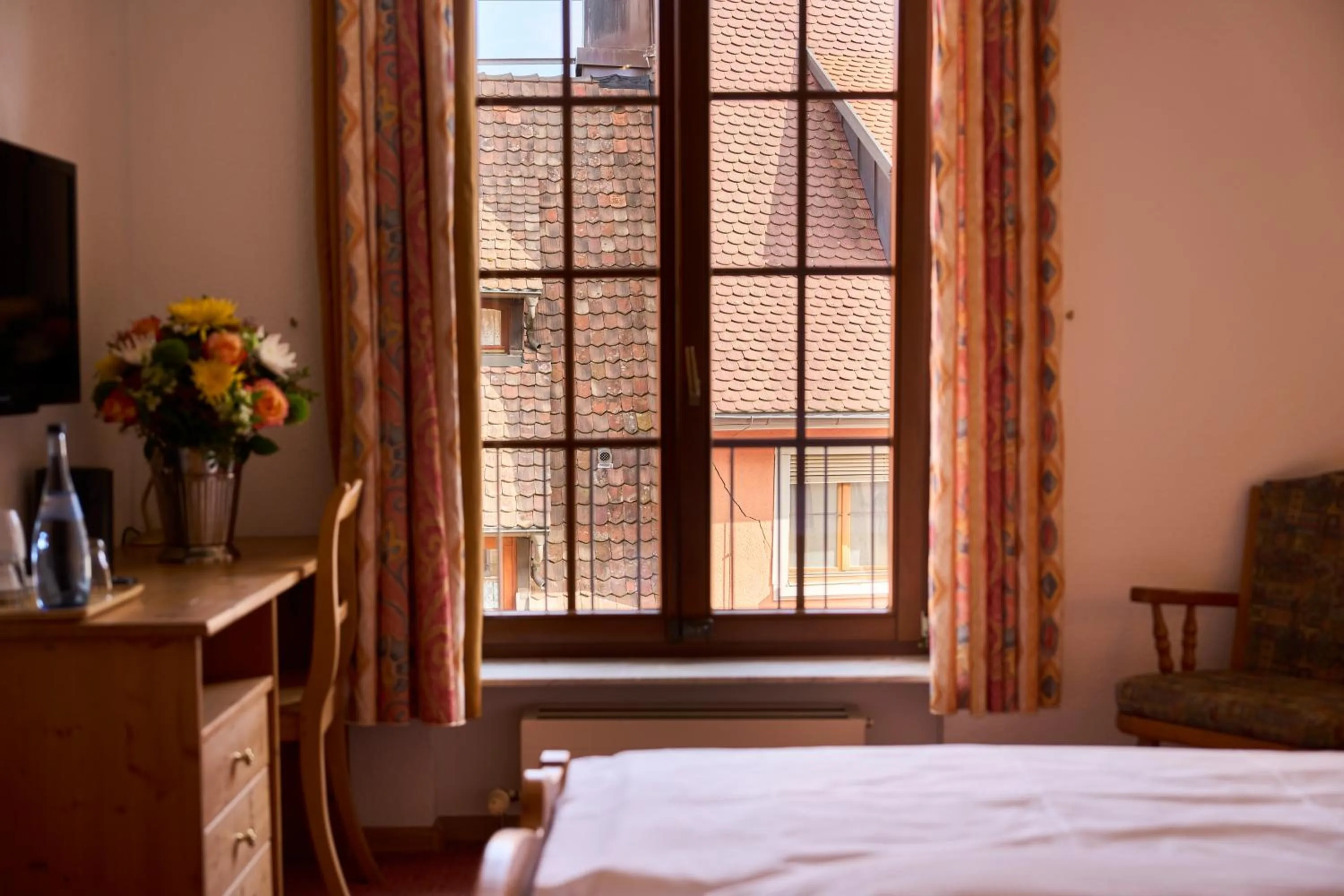 View (from property/room), Bed in Hotel der Löwen in Staufen