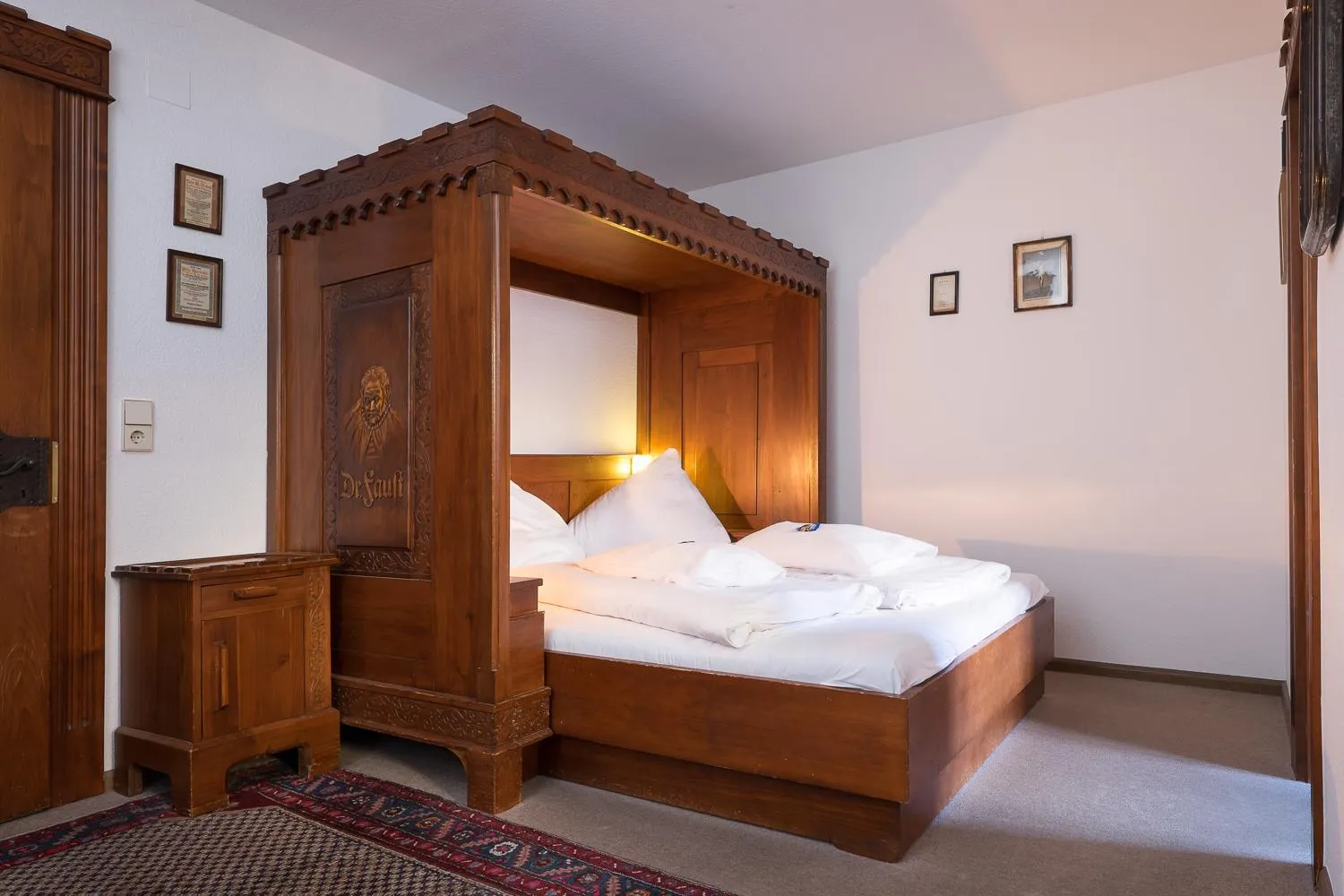 Bed in Hotel der Löwen in Staufen